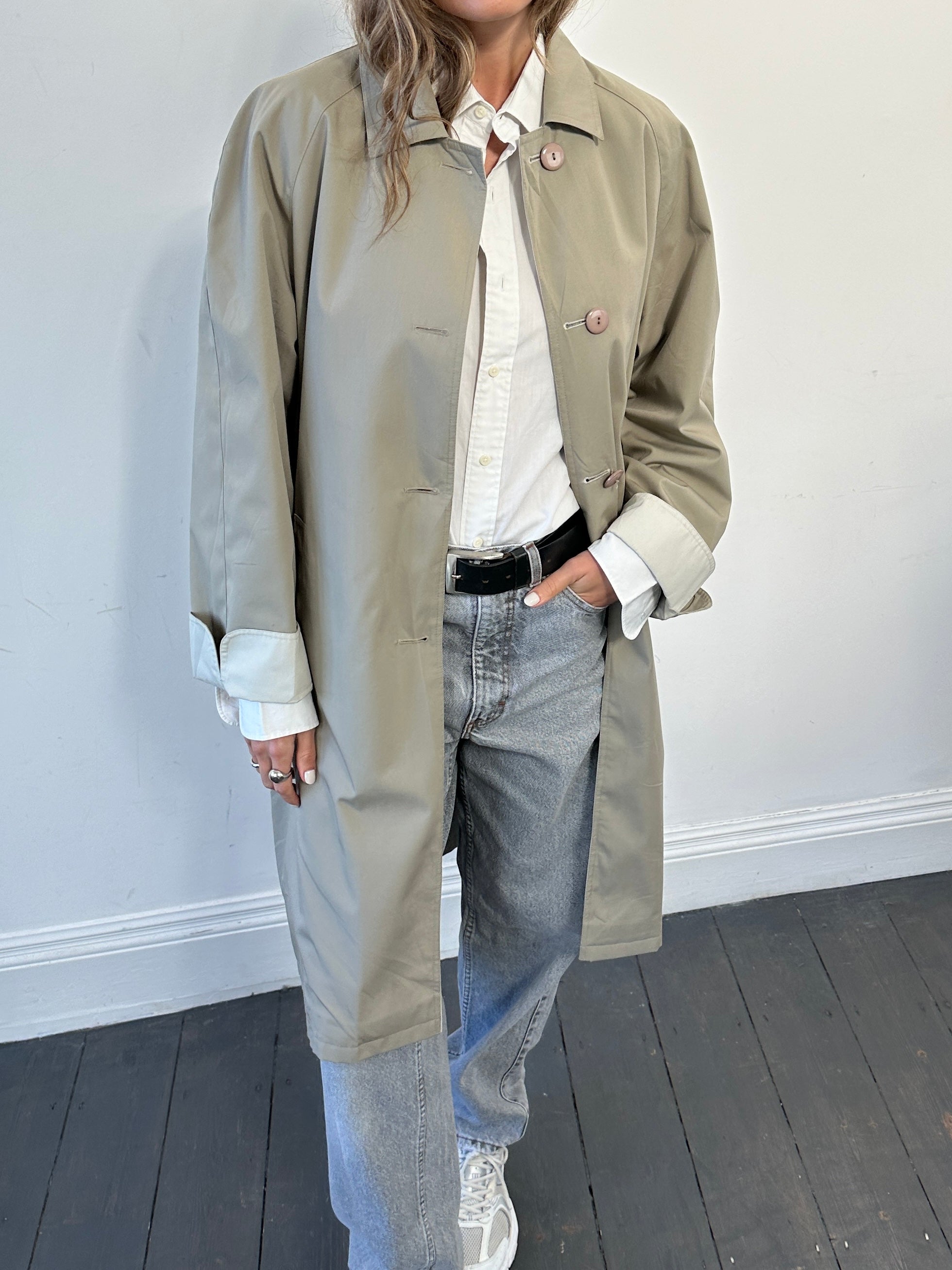 Vintage reversible water-resistant trench coat in size L/XL, showing the stylish outer and inner fabric details.