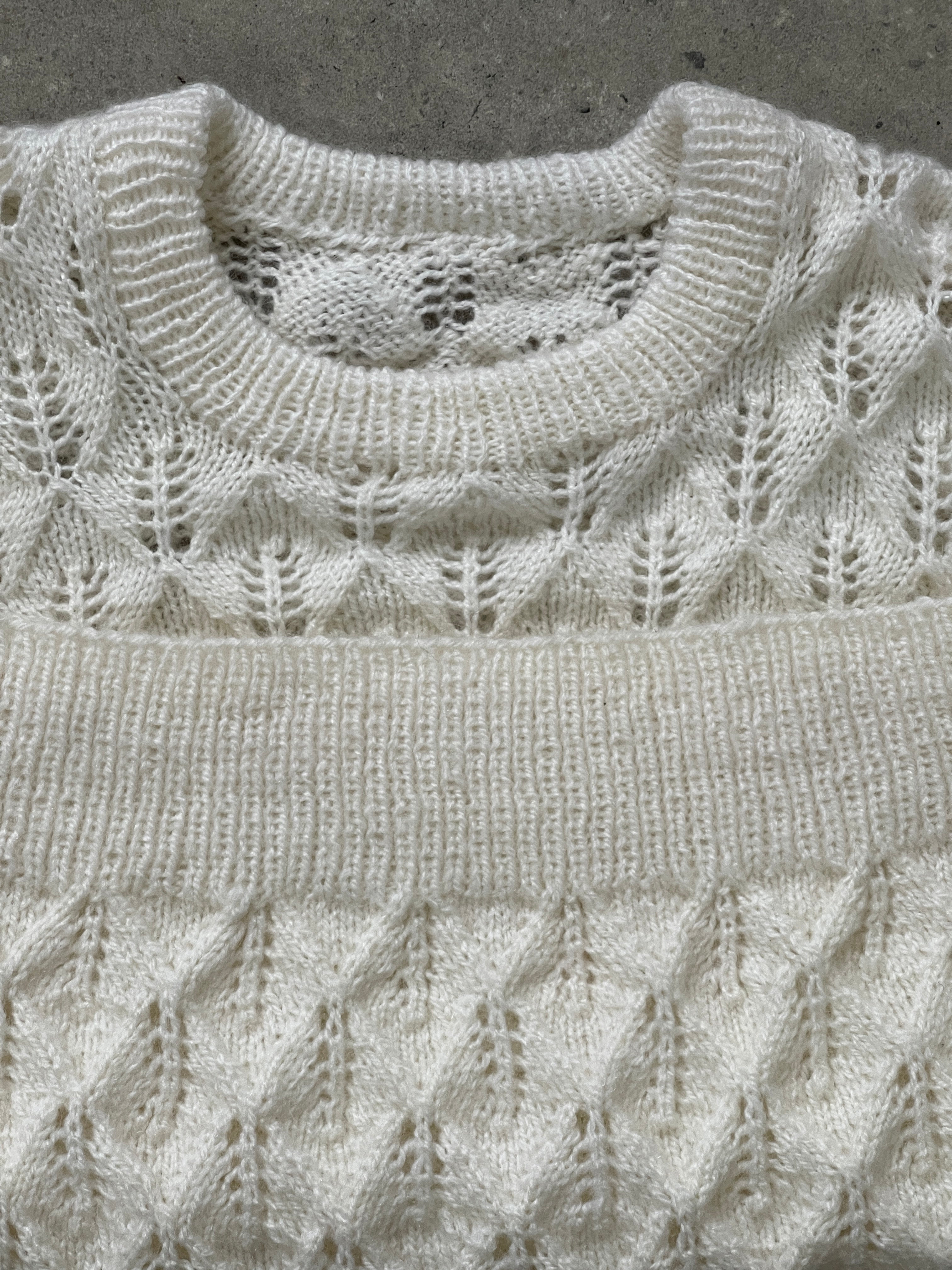 Vintage 1990s wool knit jumper, size S/M, featuring a cozy textured design and classic retro style.
