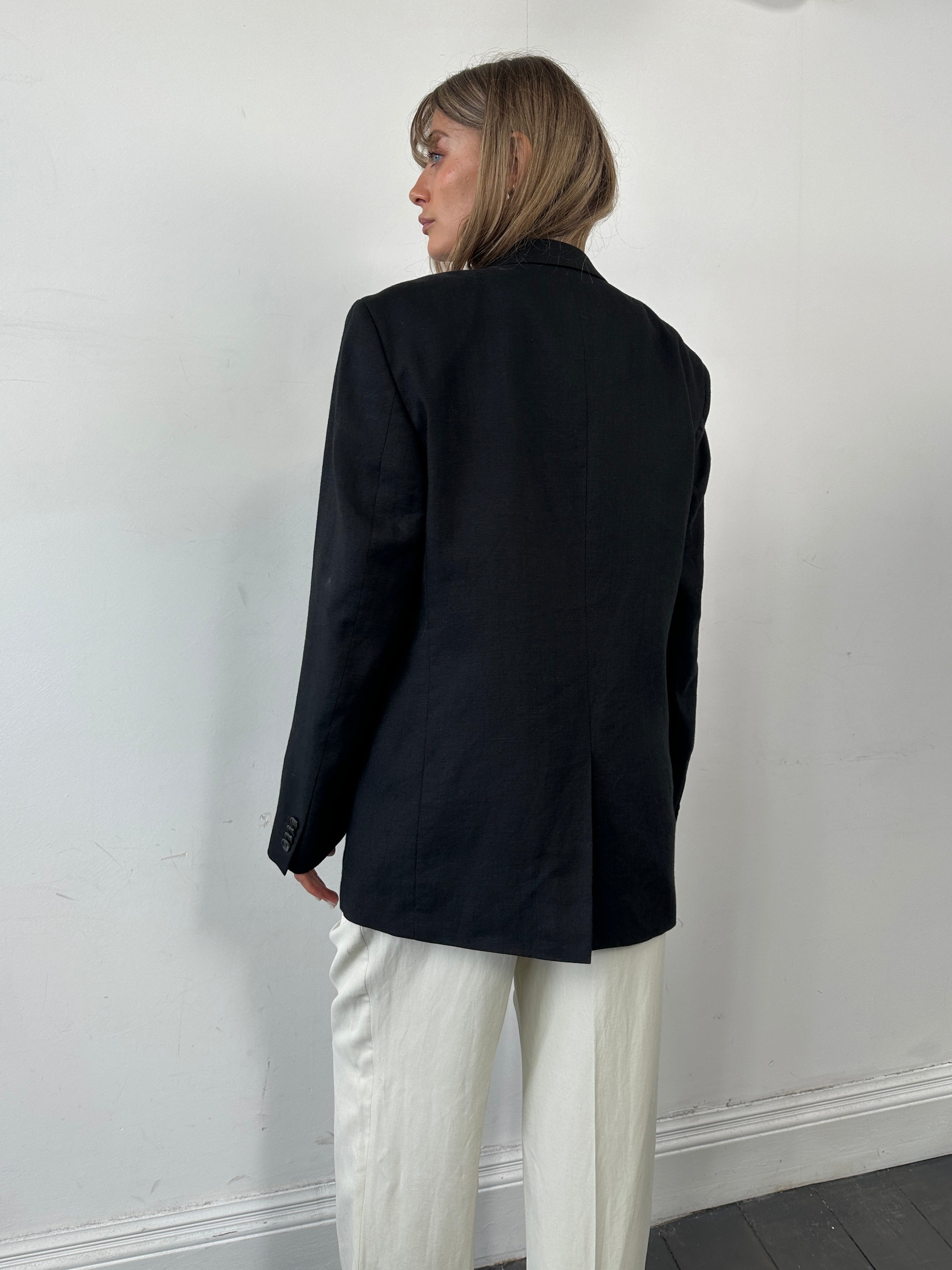 Vintage Italian linen blend single-breasted blazer in size 42R/L, featuring classic tailored design and neutral color.