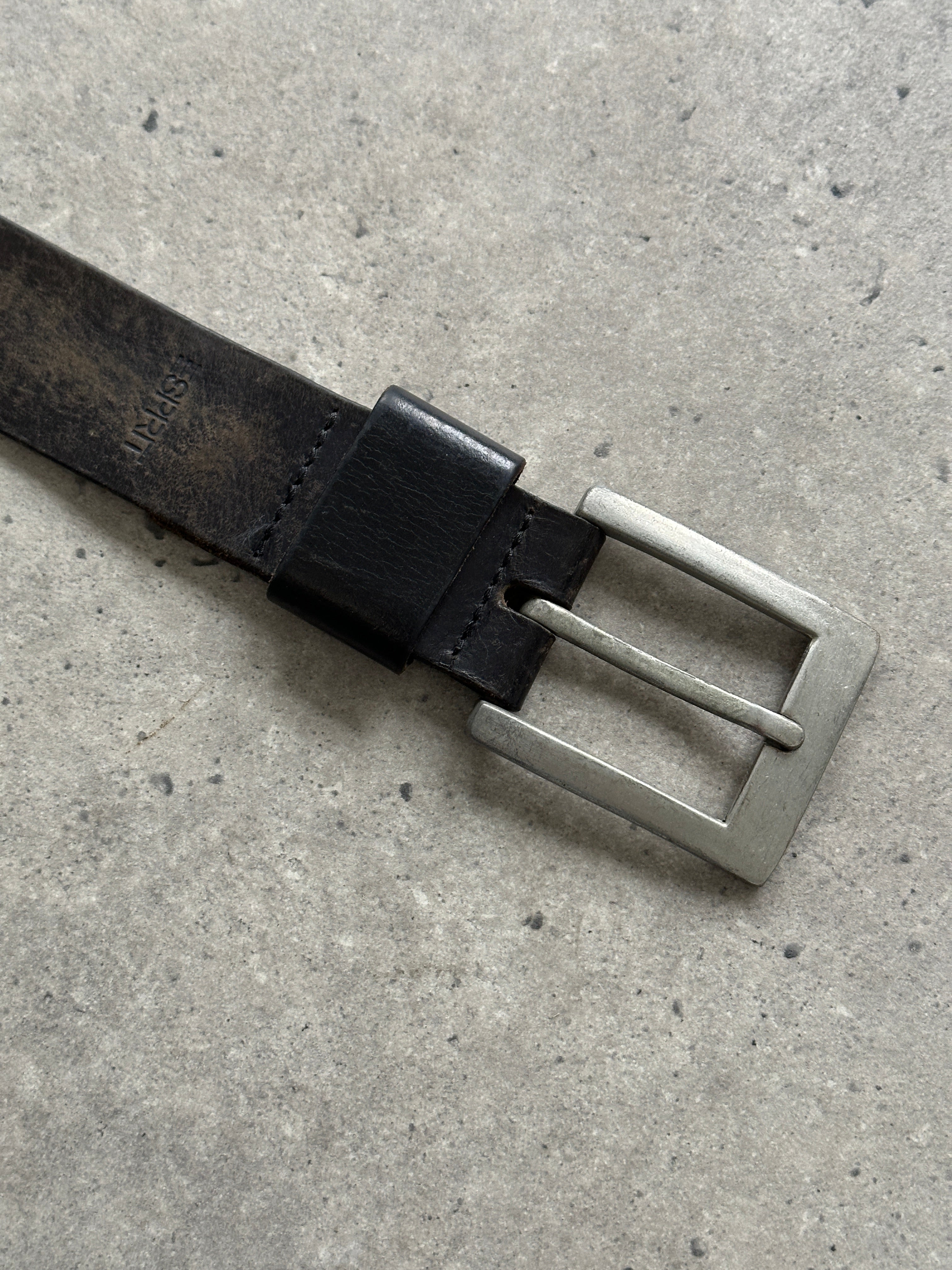 Vintage distressed leather belt in W34-37, featuring a rugged design and metal buckle, ideal for casual and vintage-inspired outfits.