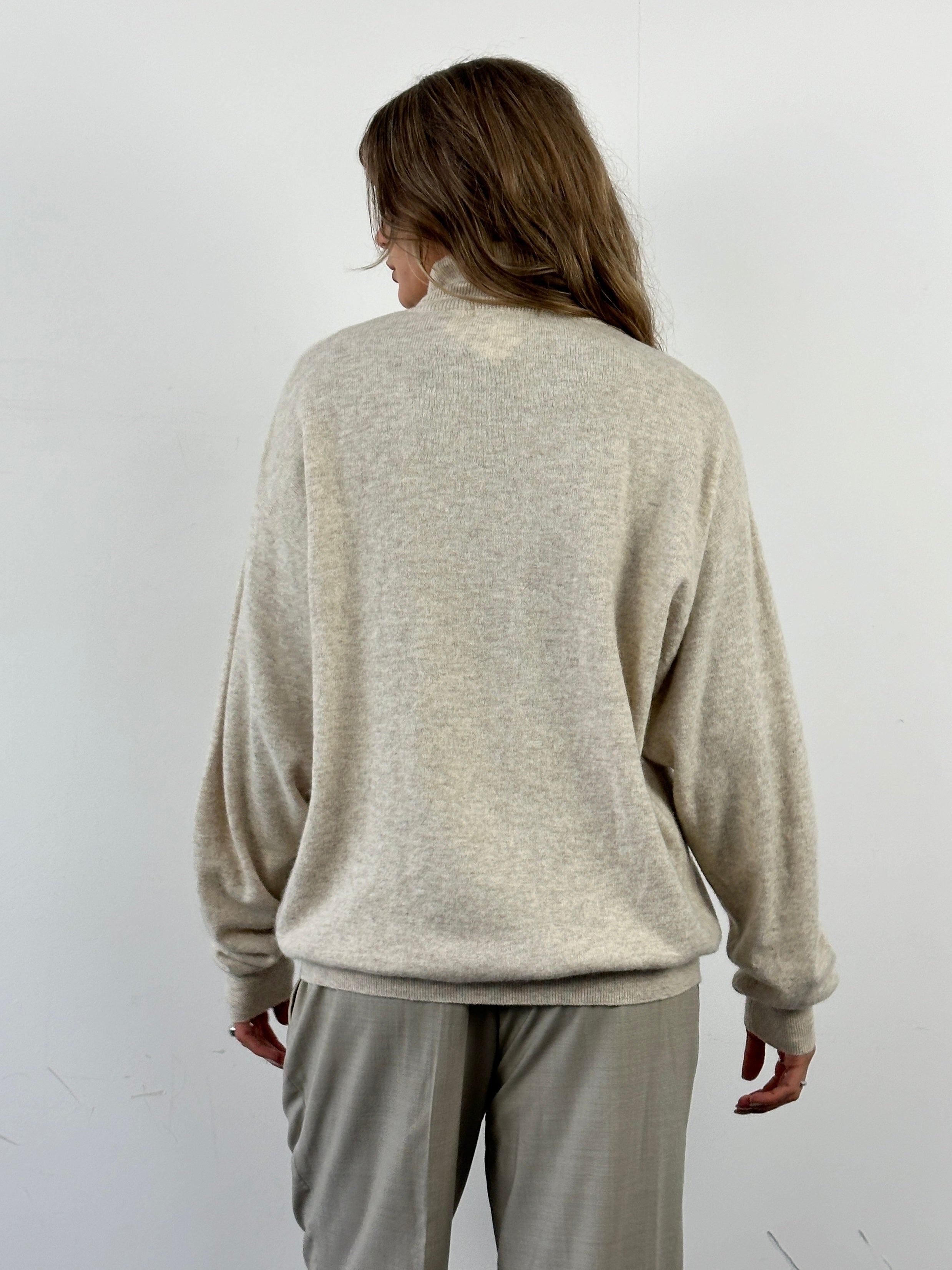 Burberry XL lambswool roll neck knit jumper with logo detail, soft cream color and ribbed cuffs, cozy winter sweater.