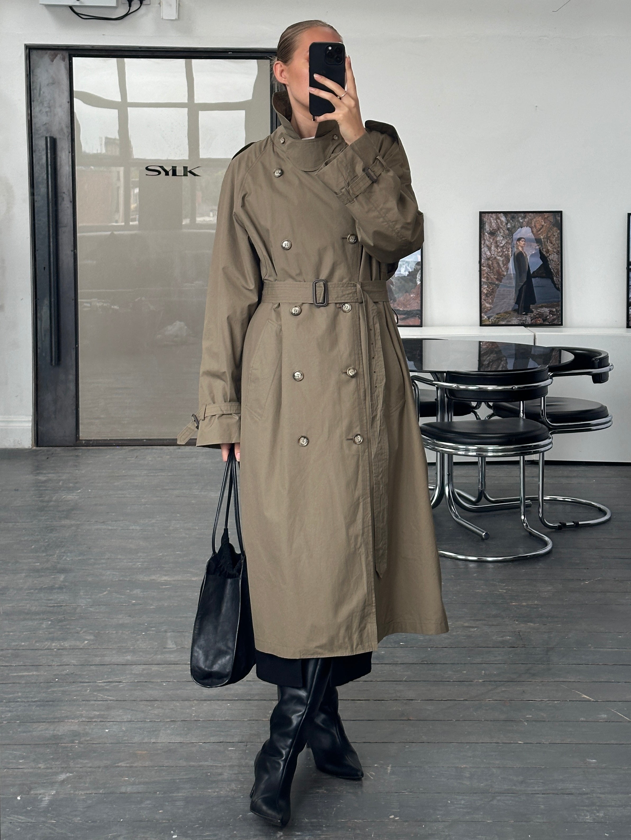 London Fog 1990s high neck double-breasted belted trench coat in XL, featuring classic beige fabric and stylish design details.