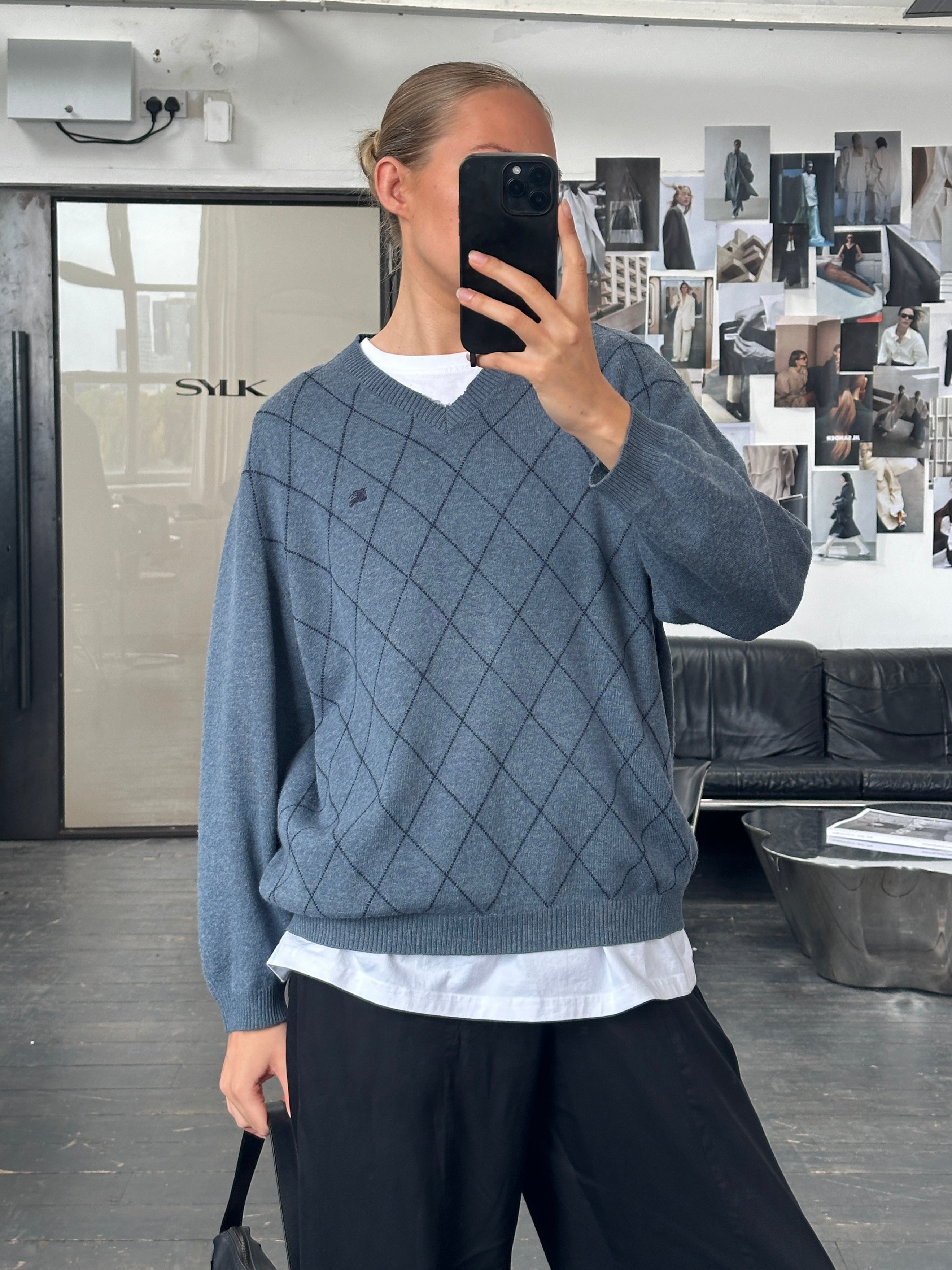 Burberry London 2000s merino wool argyle logo jumper in size L/XL, featuring classic argyle pattern and brand logo details.