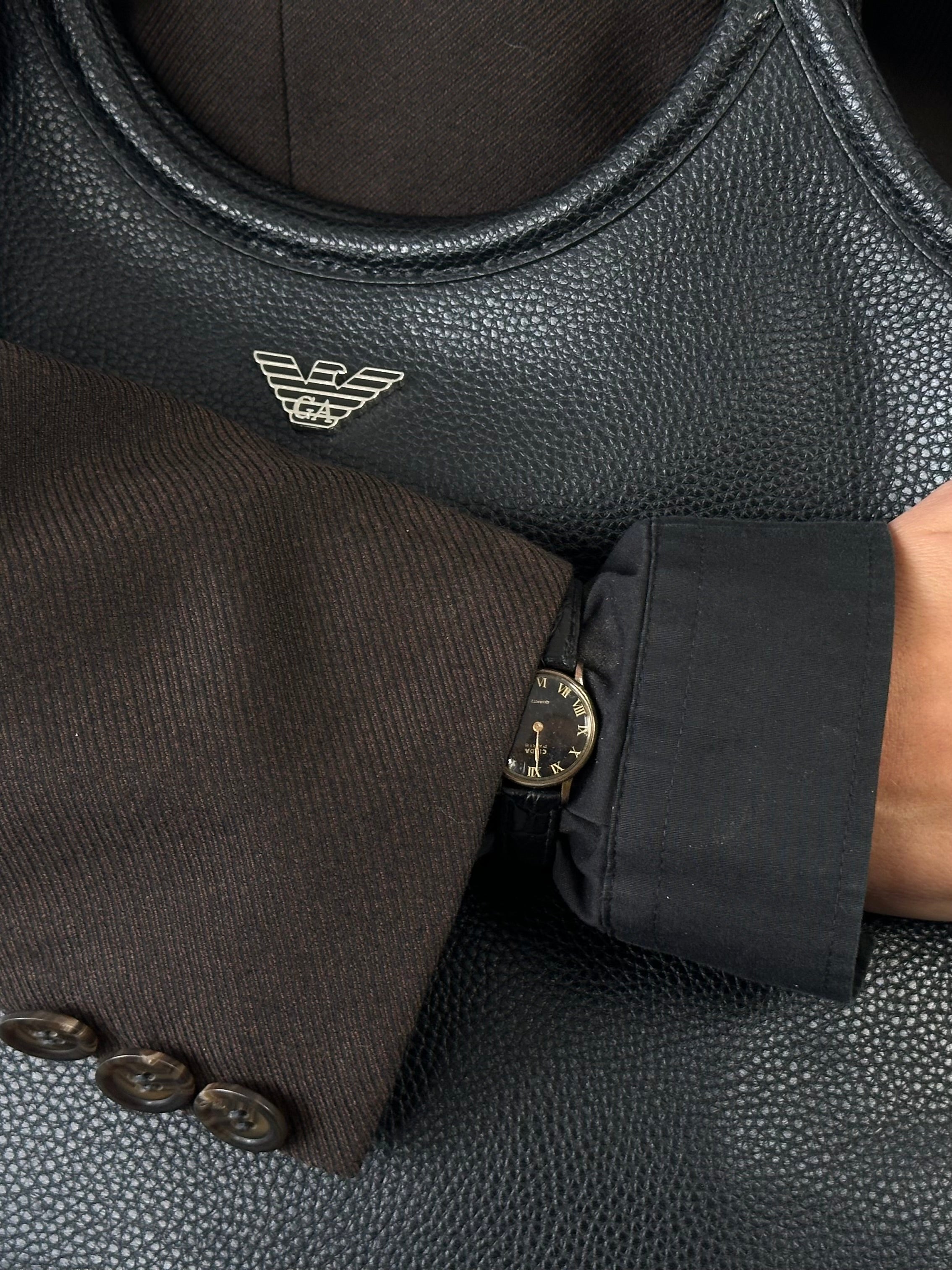 Vintage 1990s round quartz leather watch with a classic design and leather strap, showcasing a vintage timepiece style.