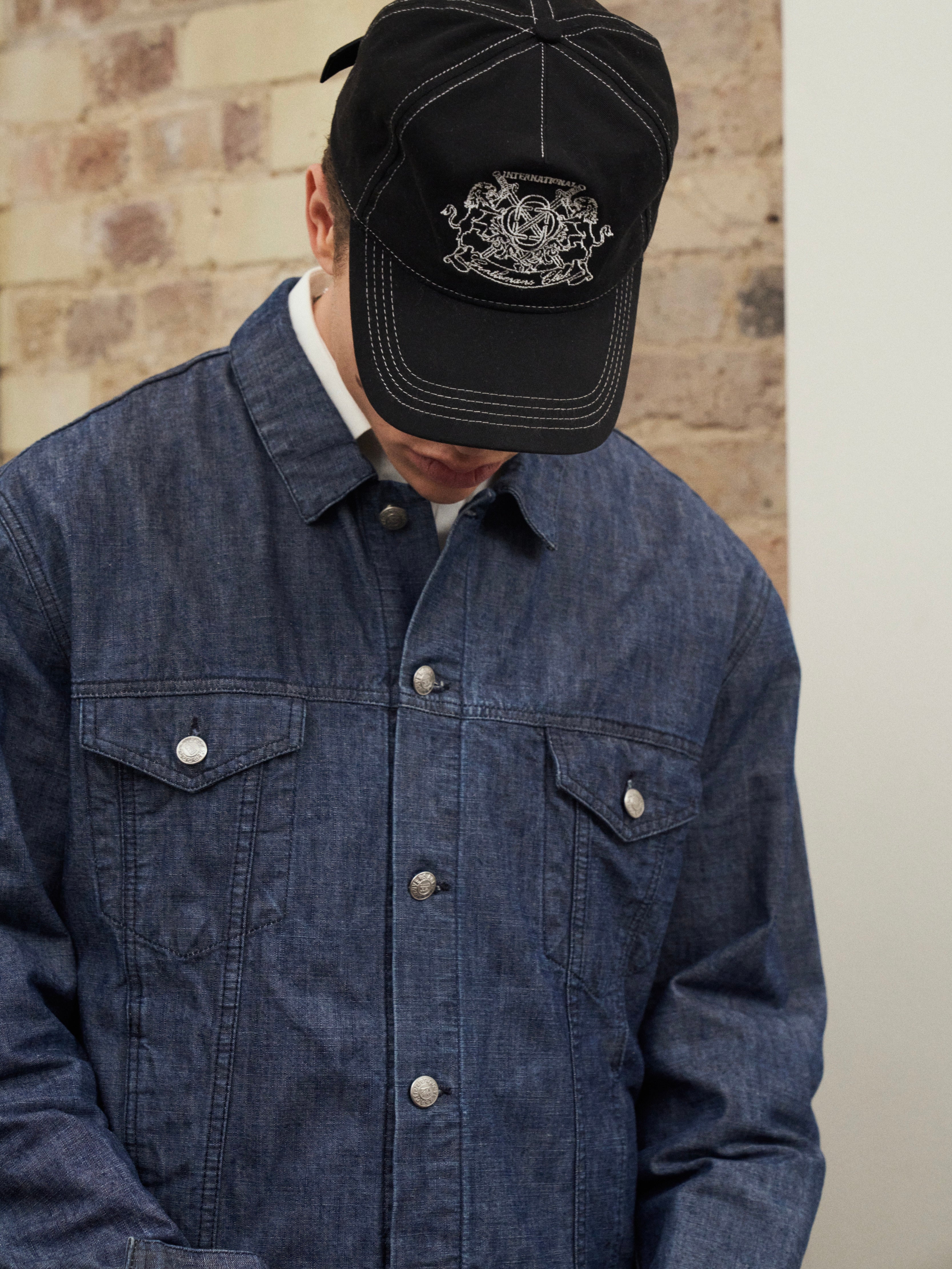 Versace Classic V2 90s bespoke denim jacket with button details in size L/XL, showcasing a stylish, vintage-inspired jacket design.