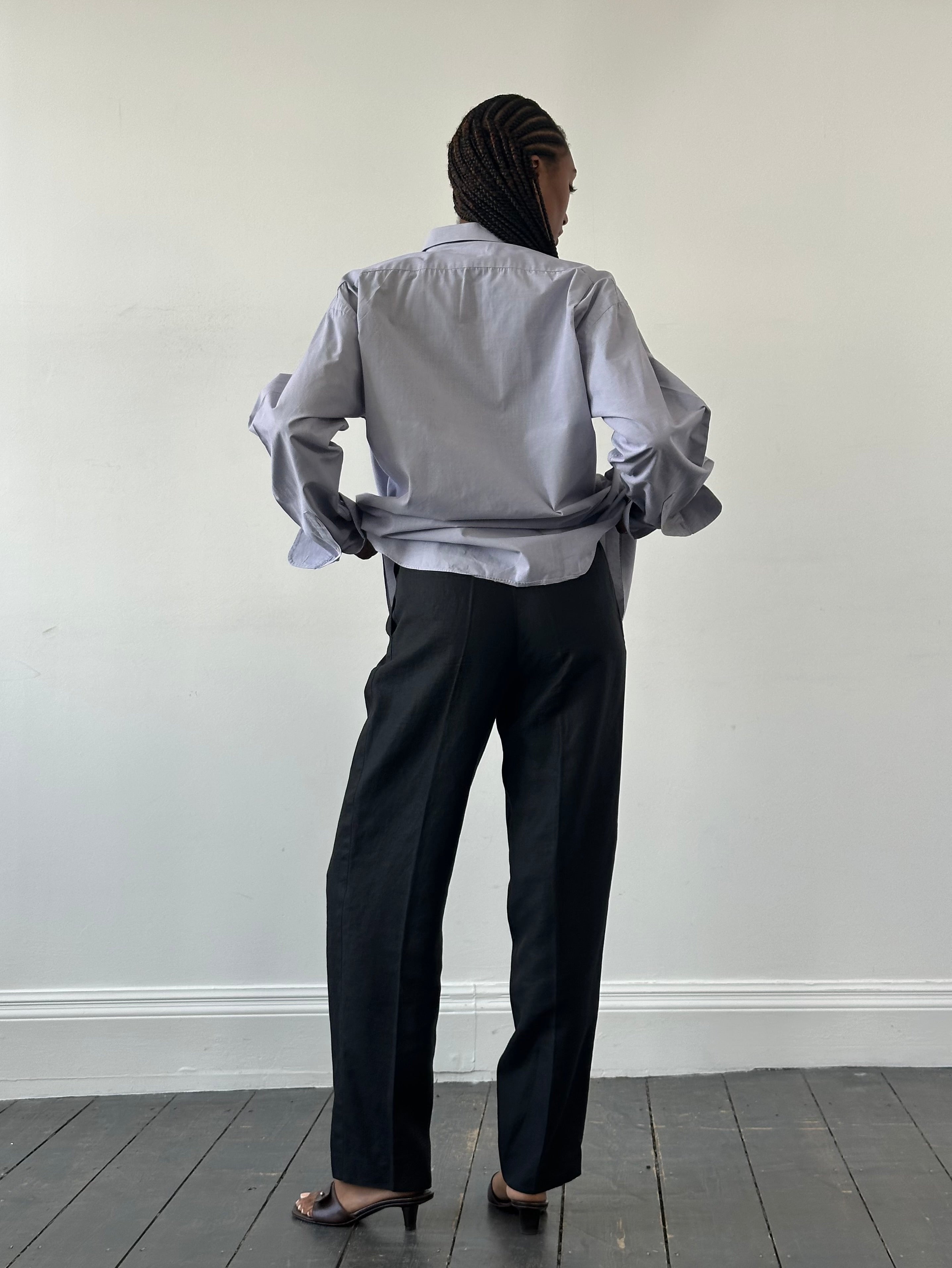 Gianni Versace 1980s high-waisted linen trousers in W24, showcasing a classic vintage design with a tailored fit.