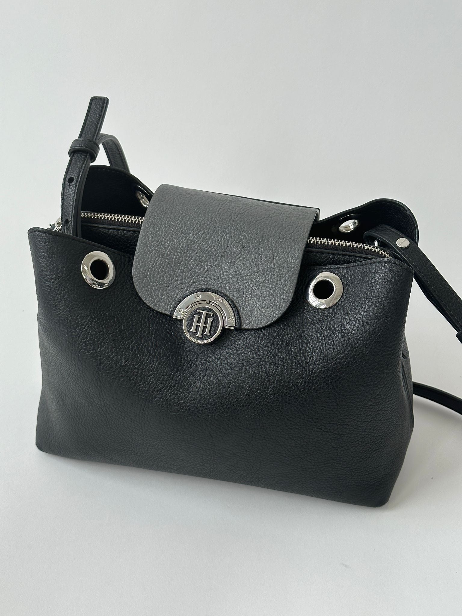 Tommy Hilfiger crossbody bag with adjustable strap and logo detail, made of durable fabric, ideal for casual outings.