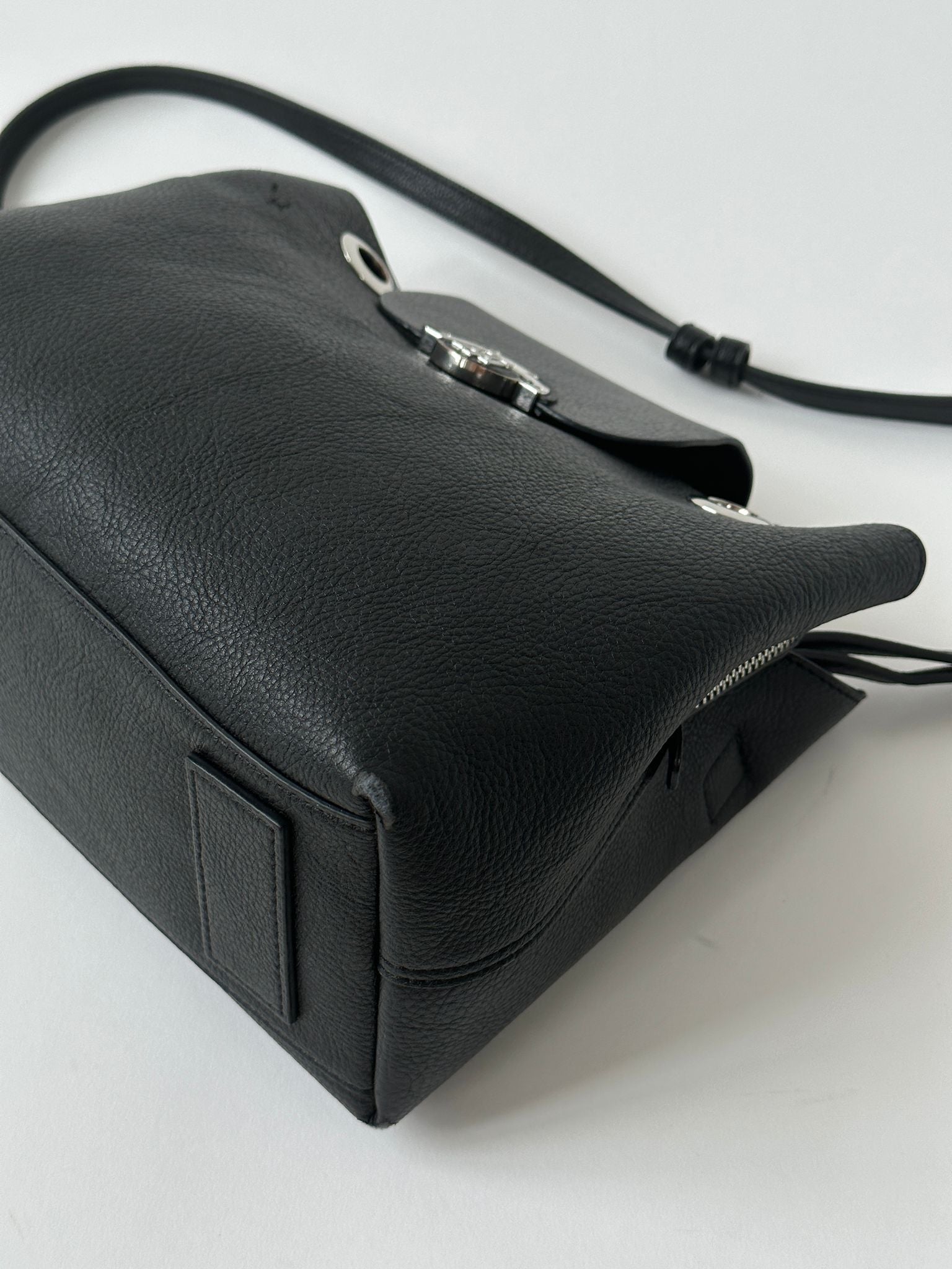 Tommy Hilfiger crossbody bag in navy with adjustable strap and logo detail, made of durable fabric.