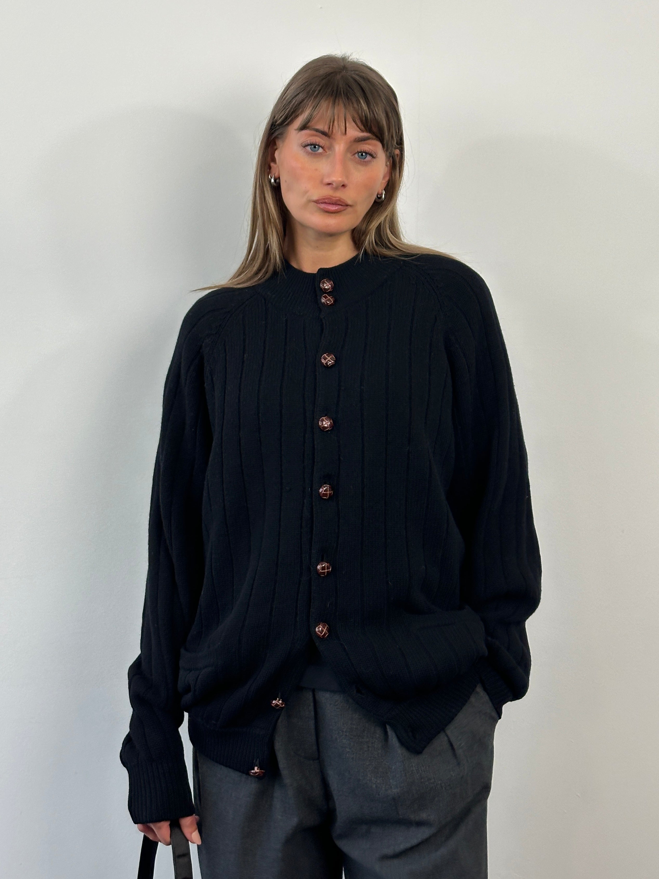 Vintage 2000s pure lambswool knitted cardigan in XL, featuring a classic design with a button-up front and ribbed cuffs.