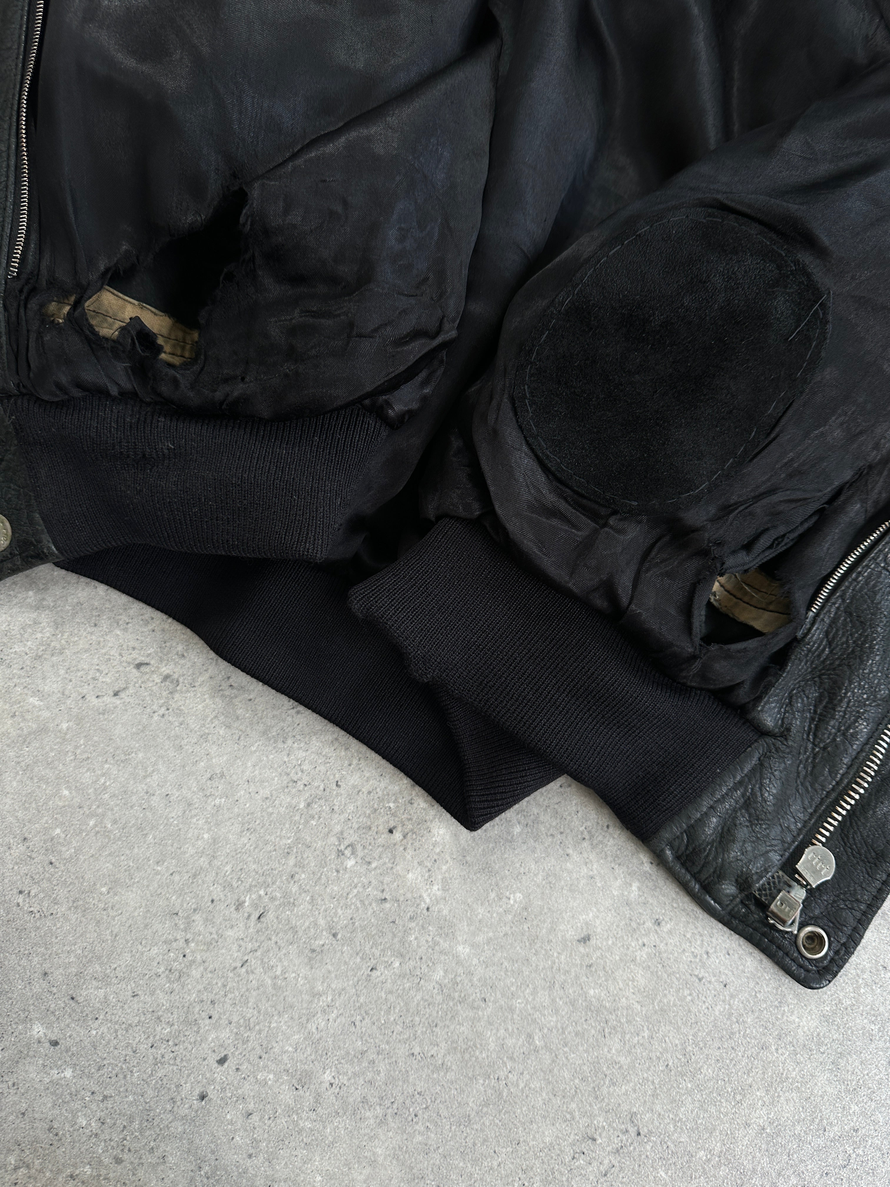 Vintage Italian vintage aged leather bomber jacket in XL, showcasing classic style and distressed leather texture.