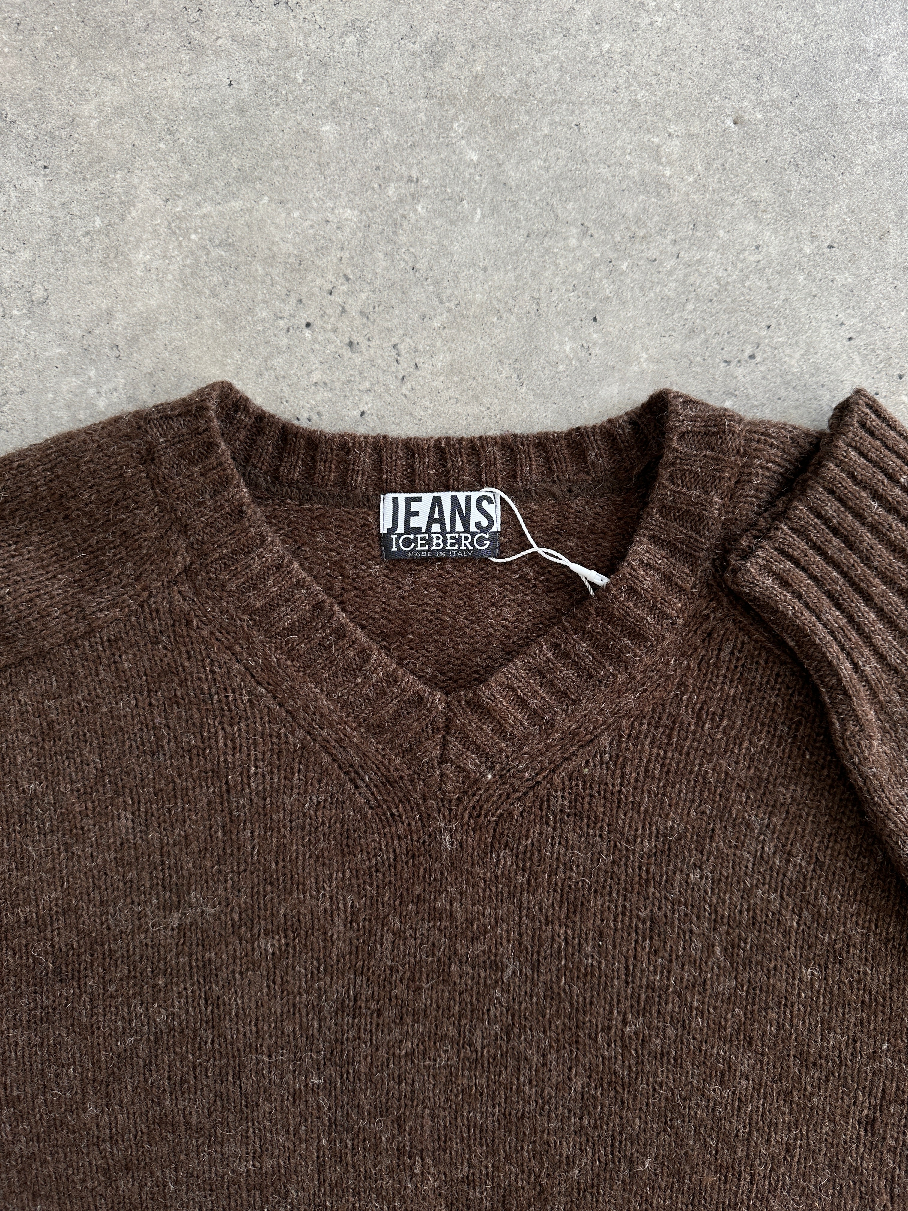 Iceberg pure wool V-neck jumper in XL, displaying a cozy, textured knit with a classic fit and ribbed collar and cuffs.