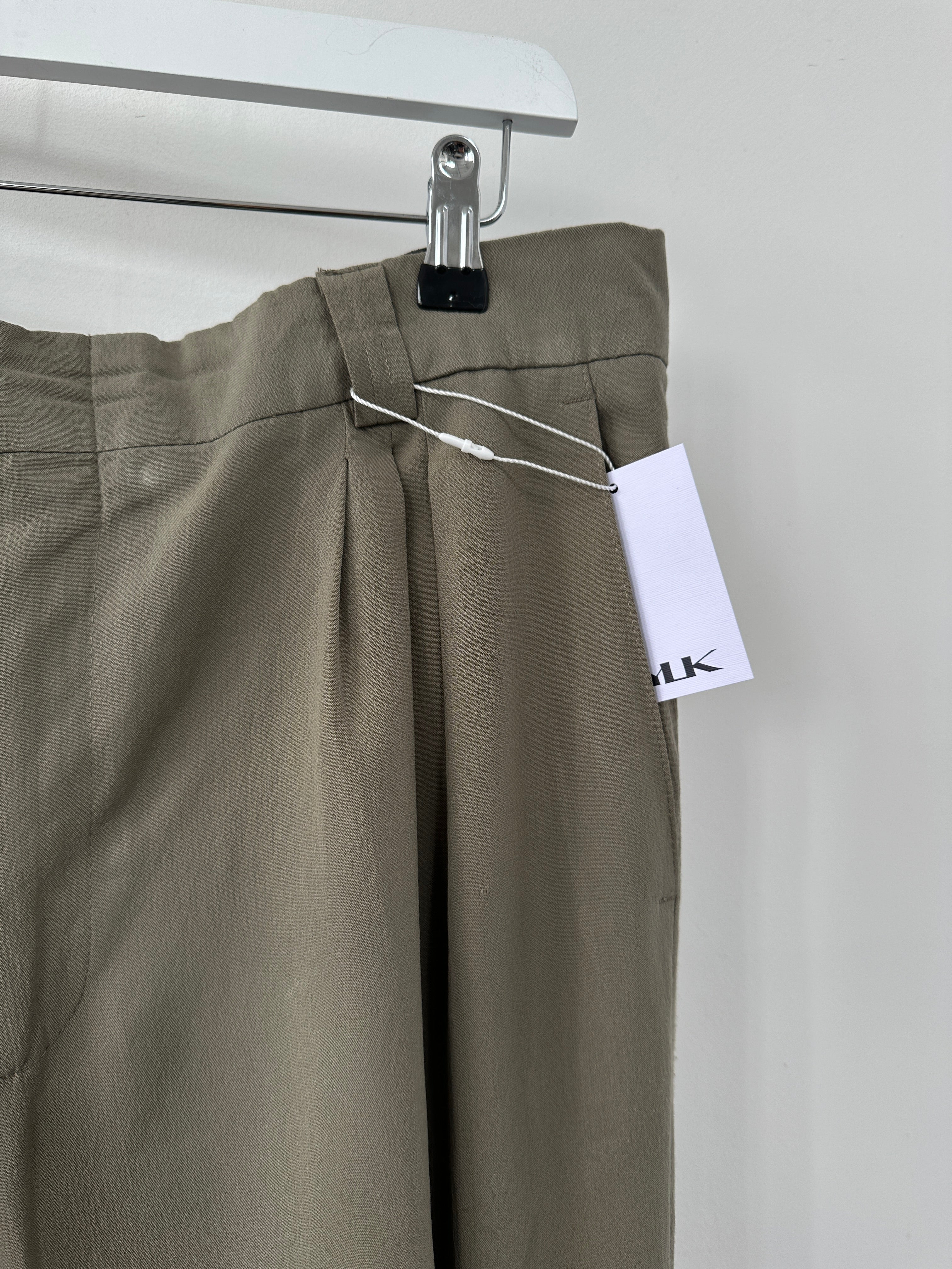 Vintage Italian tailored trousers with pleated straight legs in beige fabric, size W34, featuring classic design and structured fit.