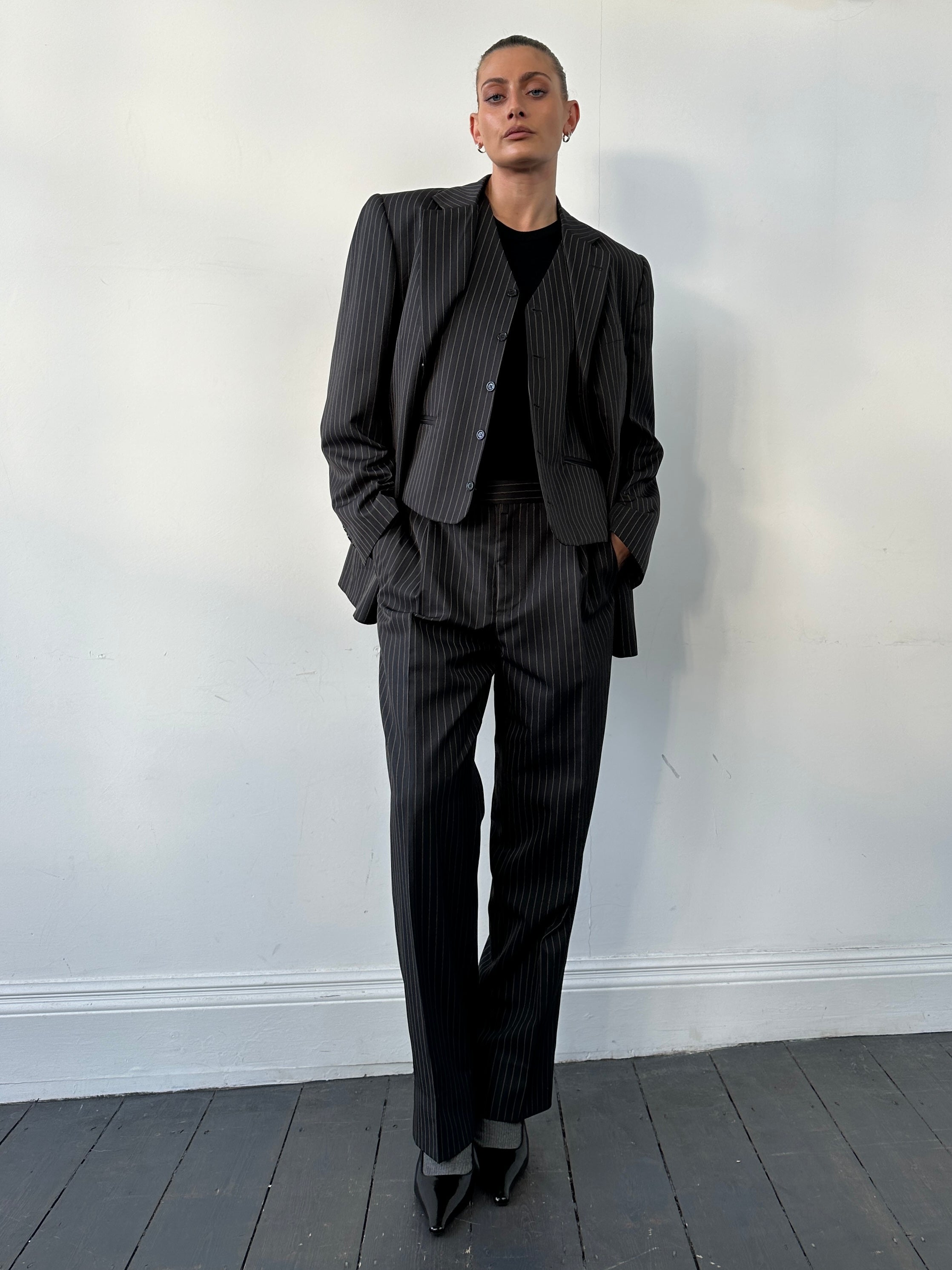 Vintage Italian three-piece suit with pinstripe cotton fabric, size 40R, W32, featuring classic tailoring and stylish lapels.
