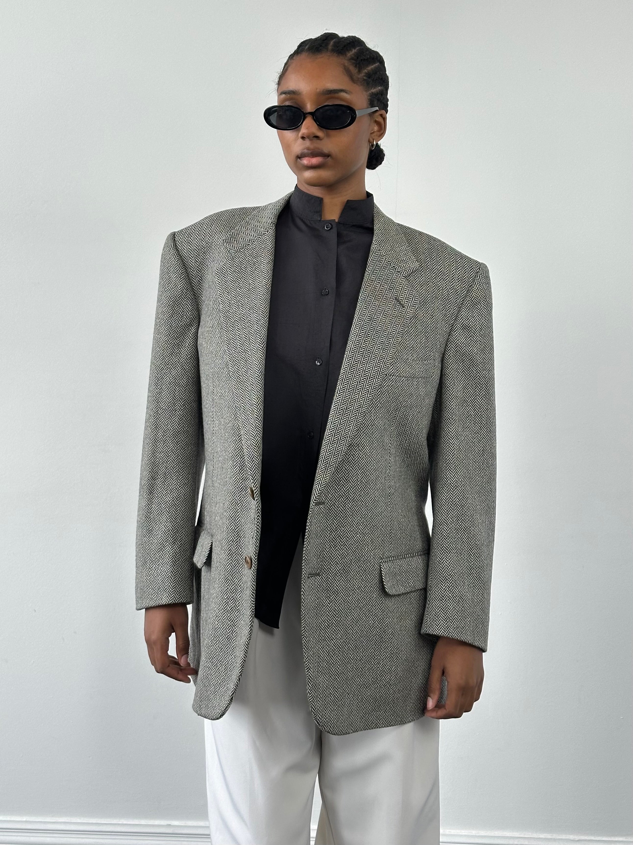Burberry 1990s herringbone wool blazer, single-breasted, size 42R/L, classic tailored blazer with structured fit and vintage style.