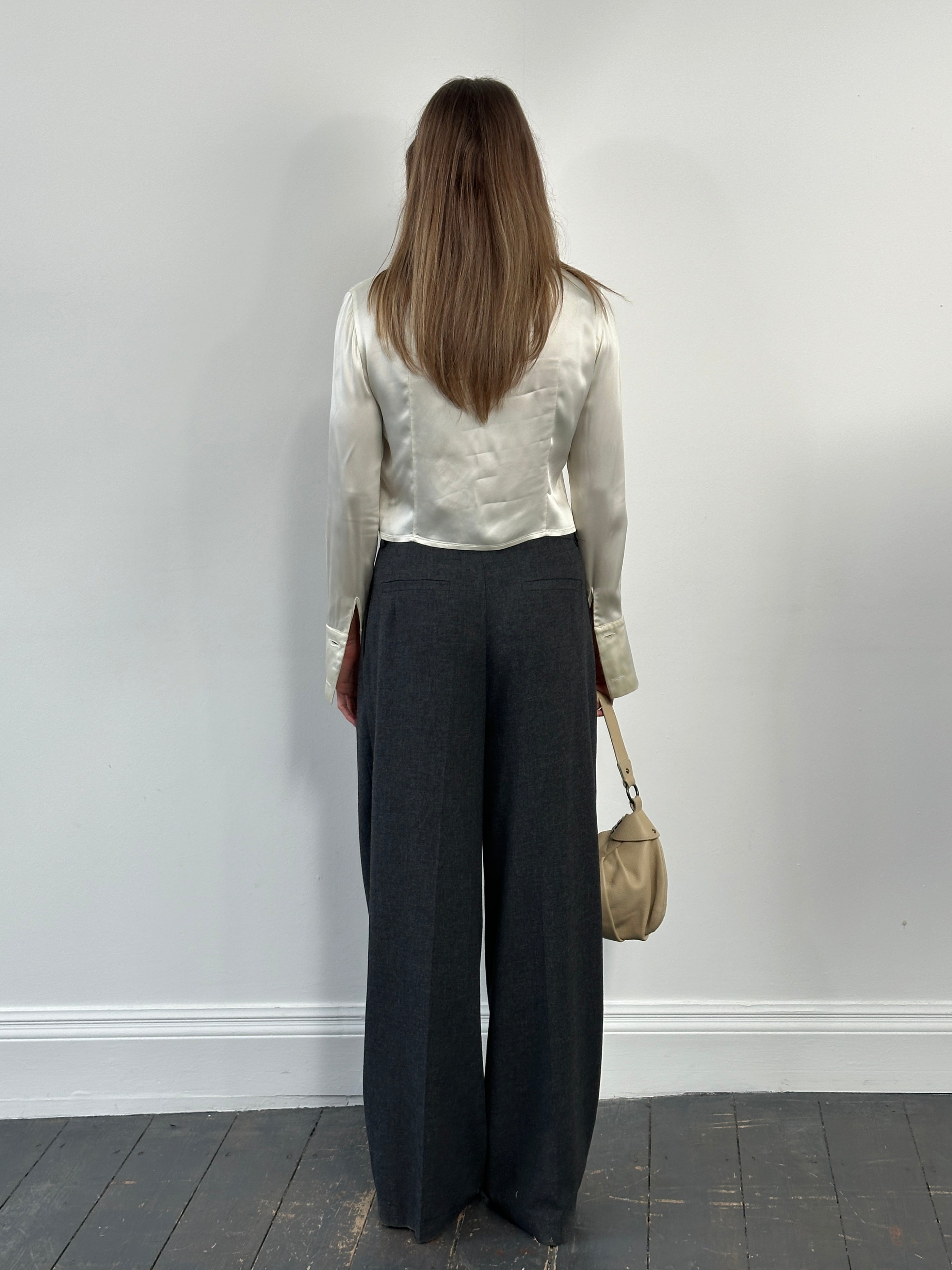 Mani 1990s cropped dress shirt in size S, featuring a classic button-up design with a fitted silhouette and long sleeves.
