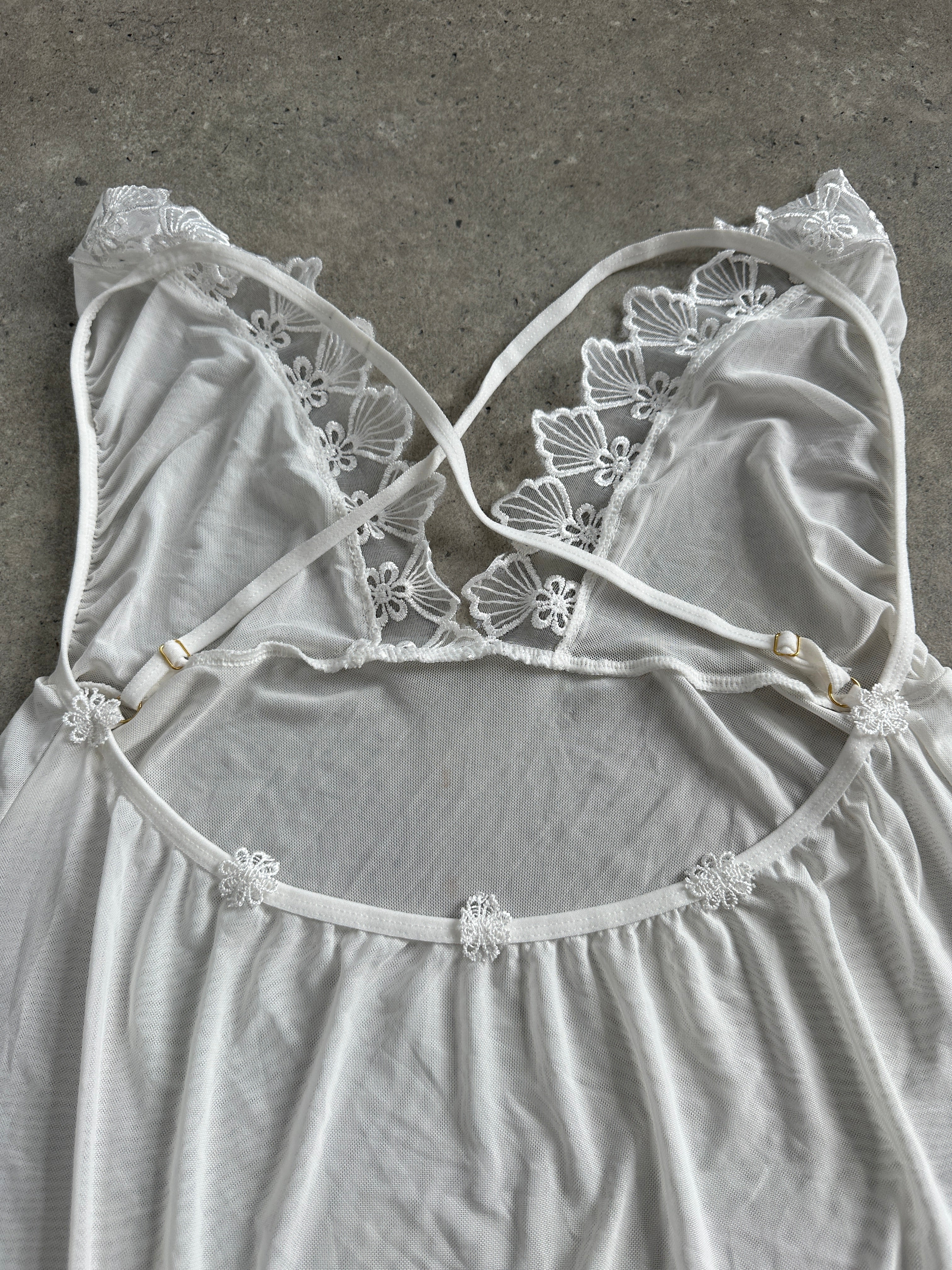 Vintage 2000s lace tank top in M/L size, featuring delicate lace fabric and a classic sleeveless design.