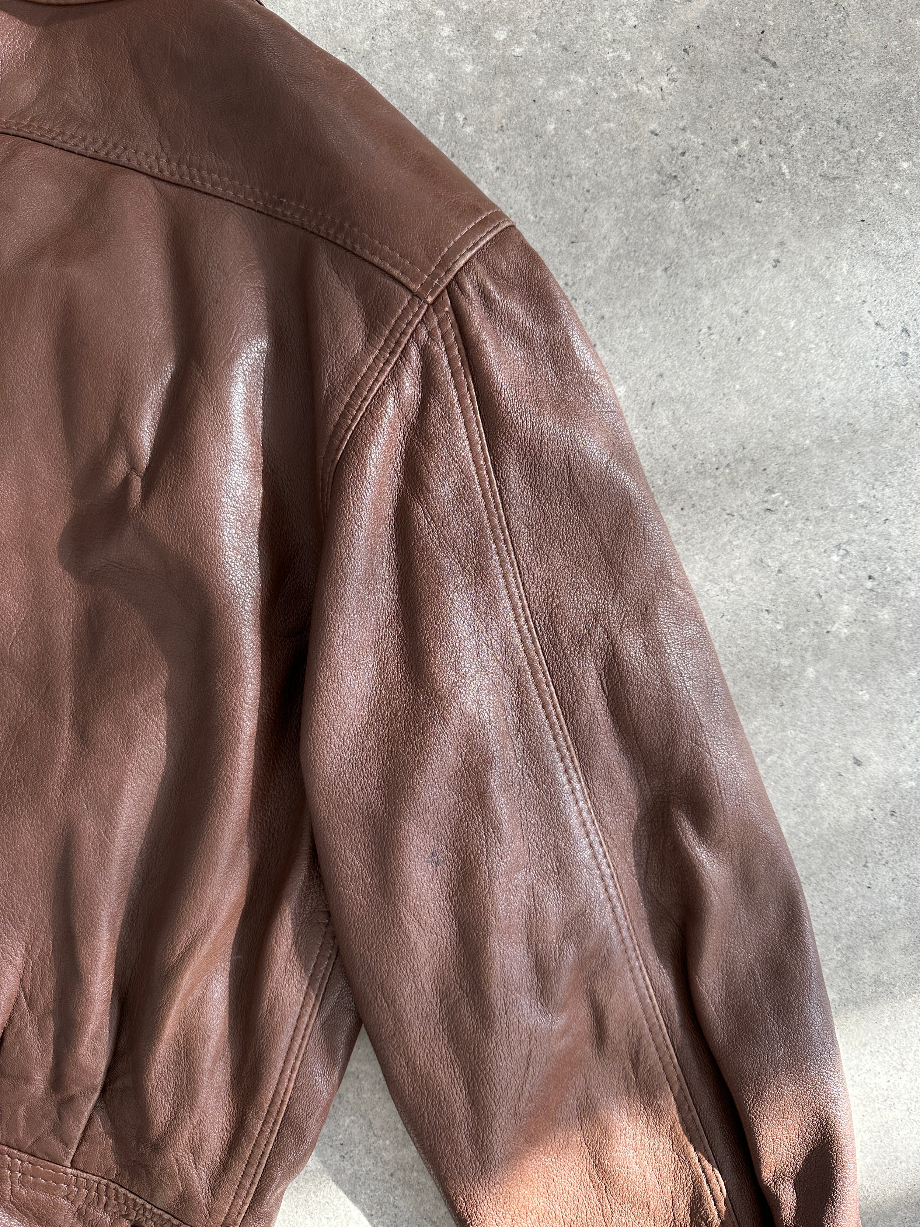 Vintage cropped leather jacket in black, stylish S/M fit with classic design and textured leather material.