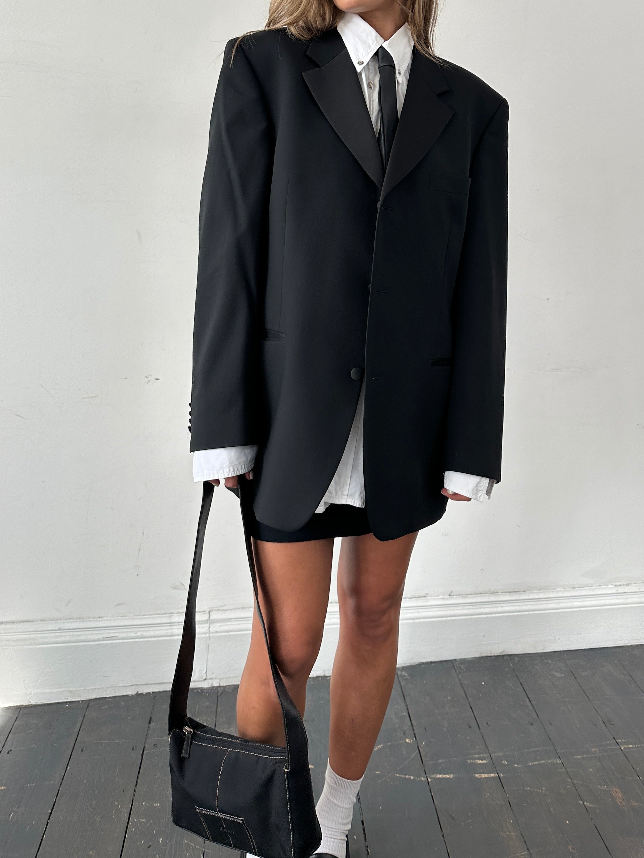 Vintage pure New Wool single-breasted tuxedo blazer in size 44R/XL, tailored fit, classic black with notch lapels.