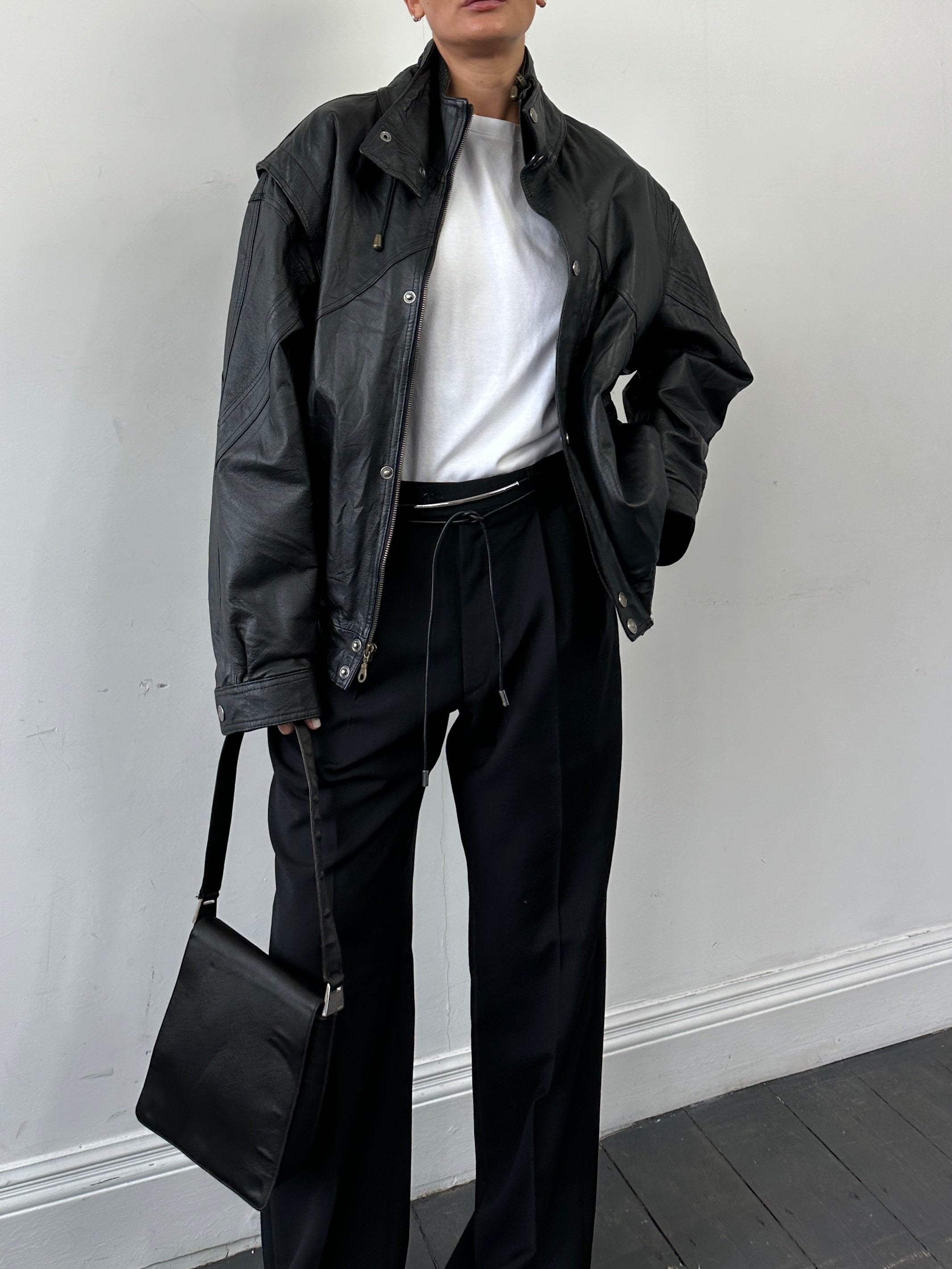 Vintage men's vintage leather bomber jacket with funnel neck and zip closure, in size large, stylish and classic design.