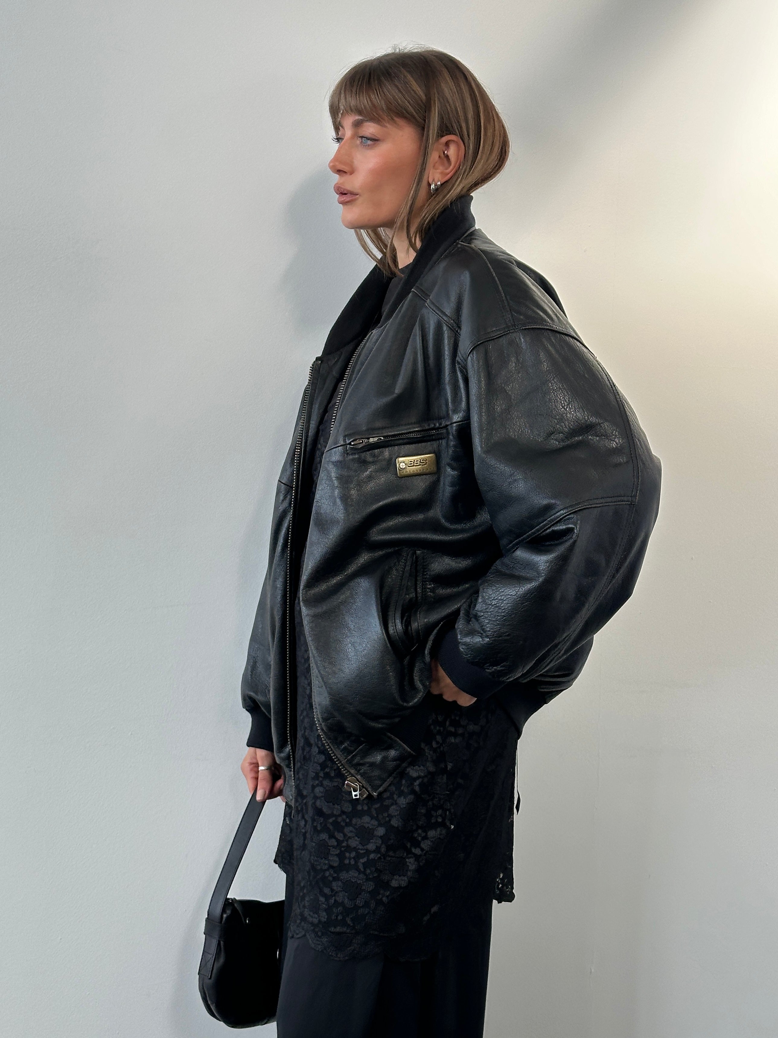 Vintage BMW 1990s leather bomber jacket in XL size, featuring classic style and authentic leather material.