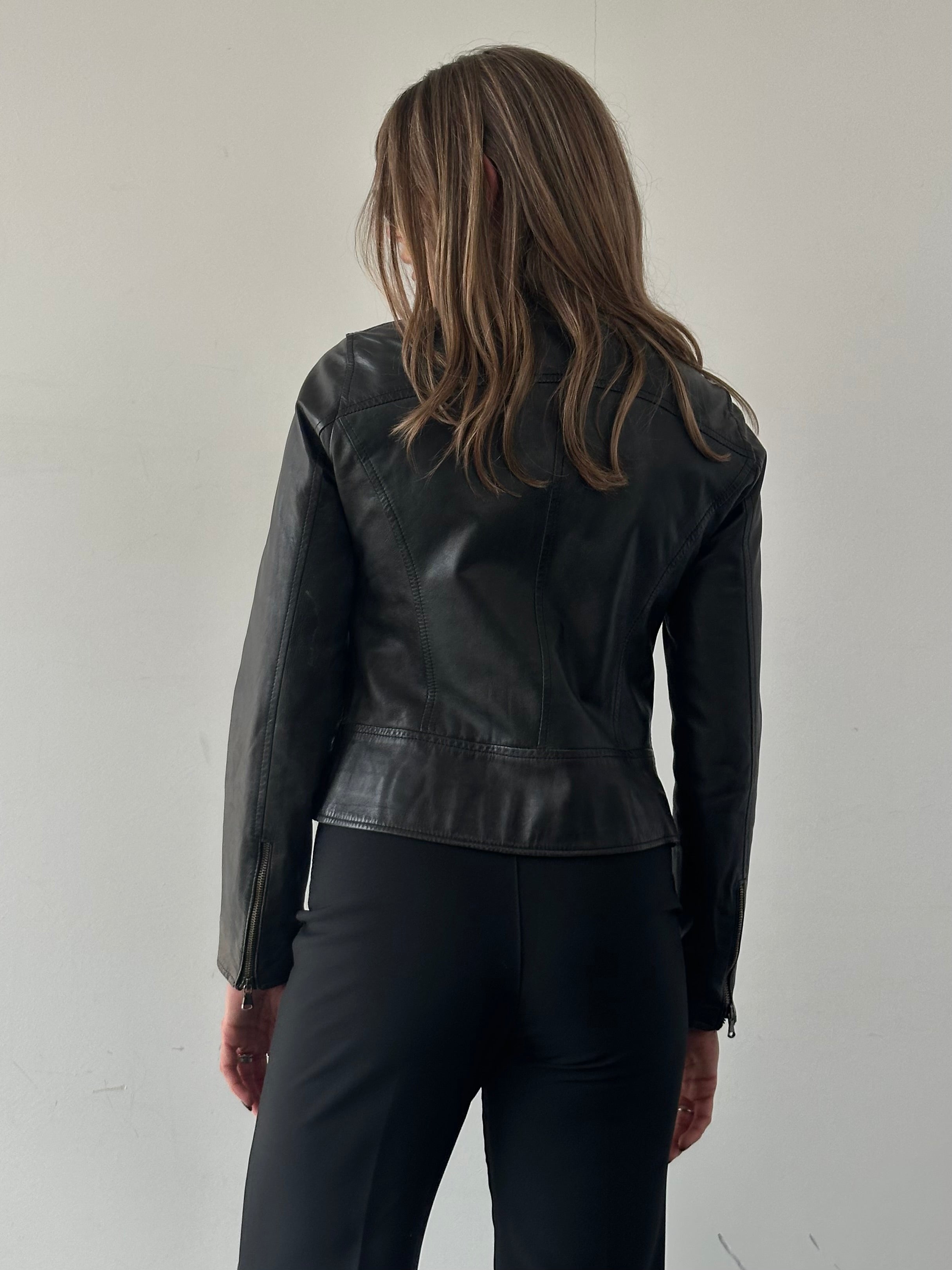 Vintage Italian vintage double zip fitted leather jacket for women, showcasing sleek design and classic craftsmanship.