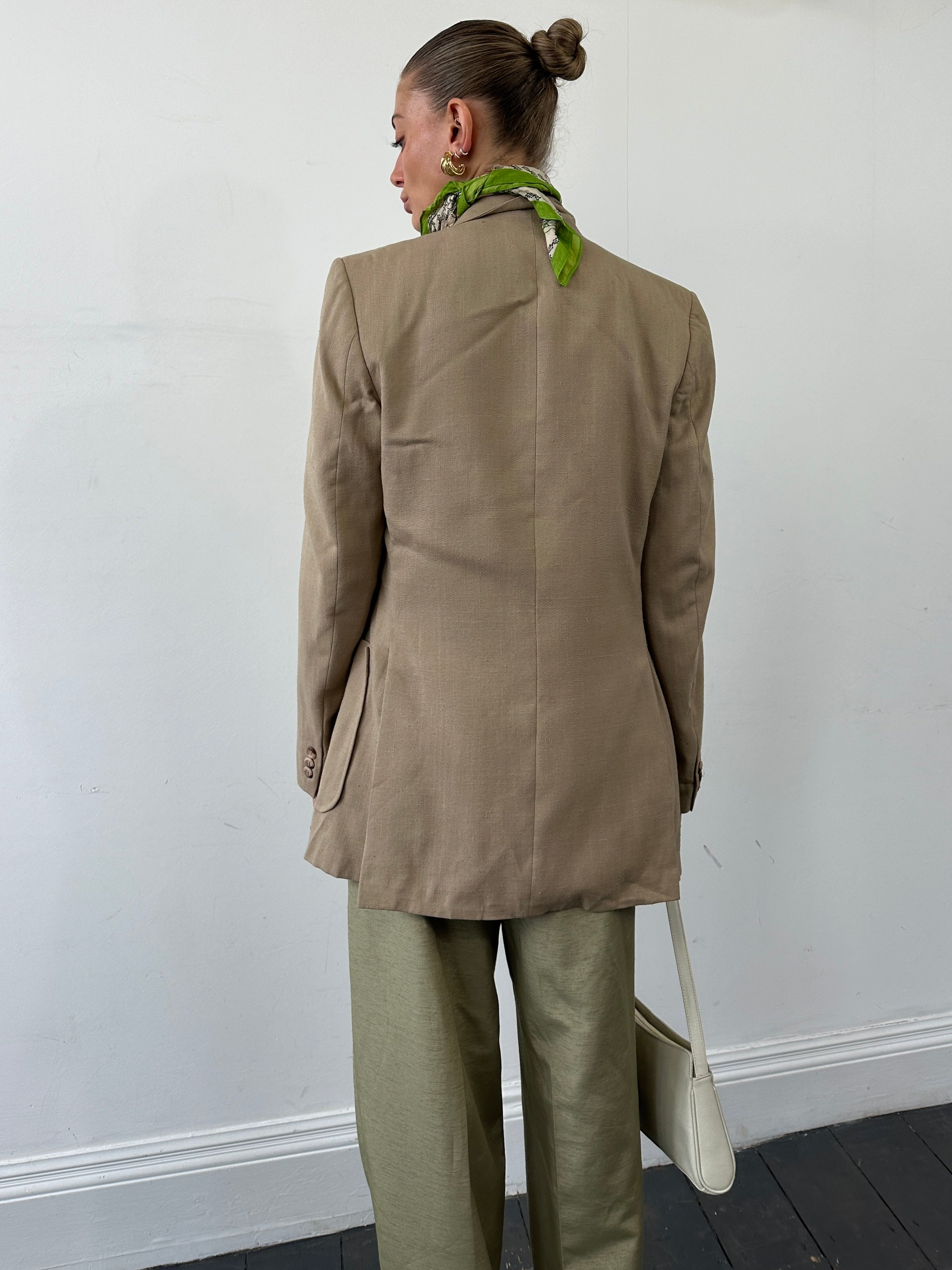 Vintage linen single-breasted blazer in size M, showcasing classic tailored fit and textured fabric detail.