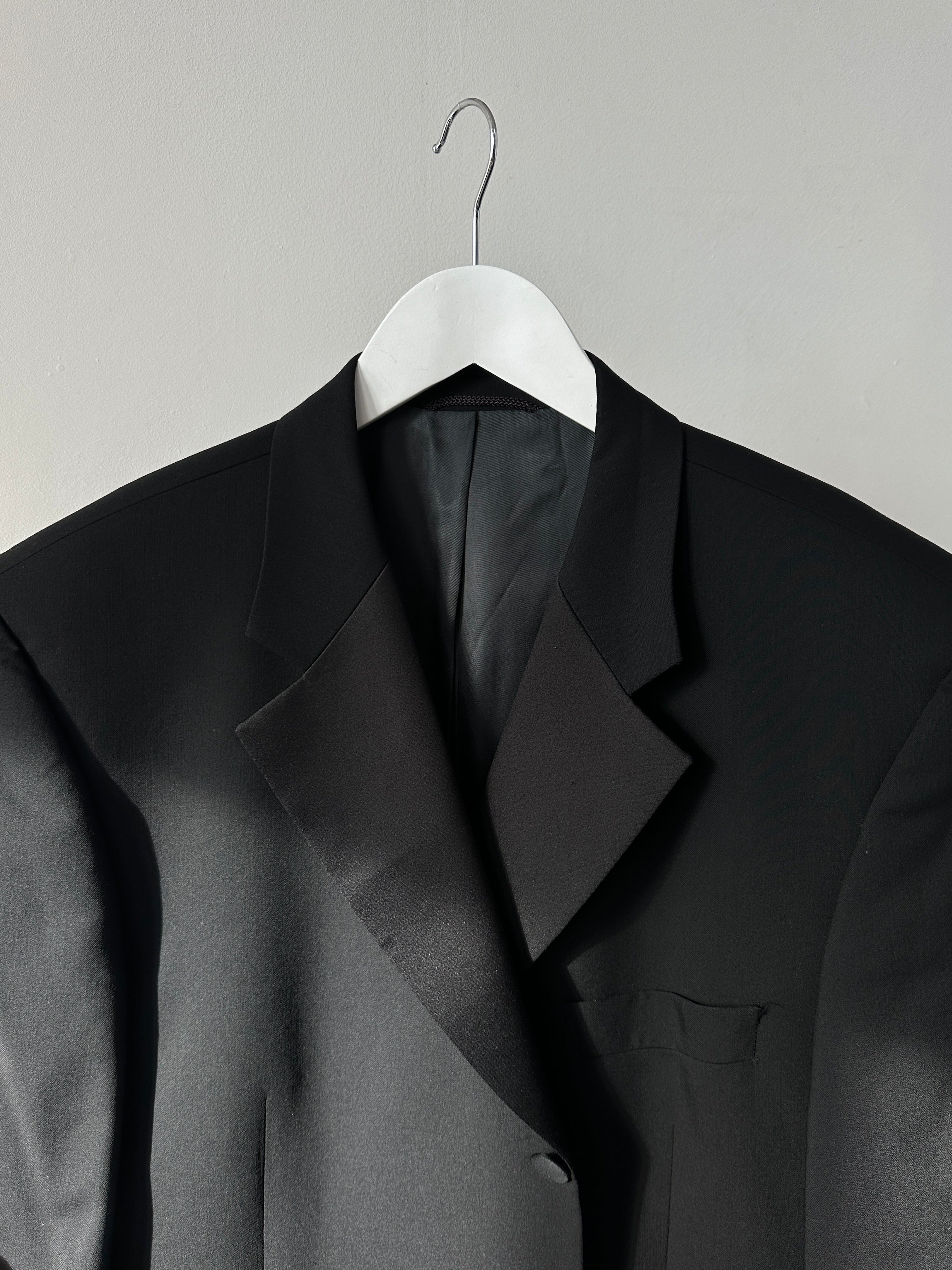 Vintage brand vintage tuxedo blazer in pure New Wool, single-breasted design, size 44R/XL, shown in a close-up front view.