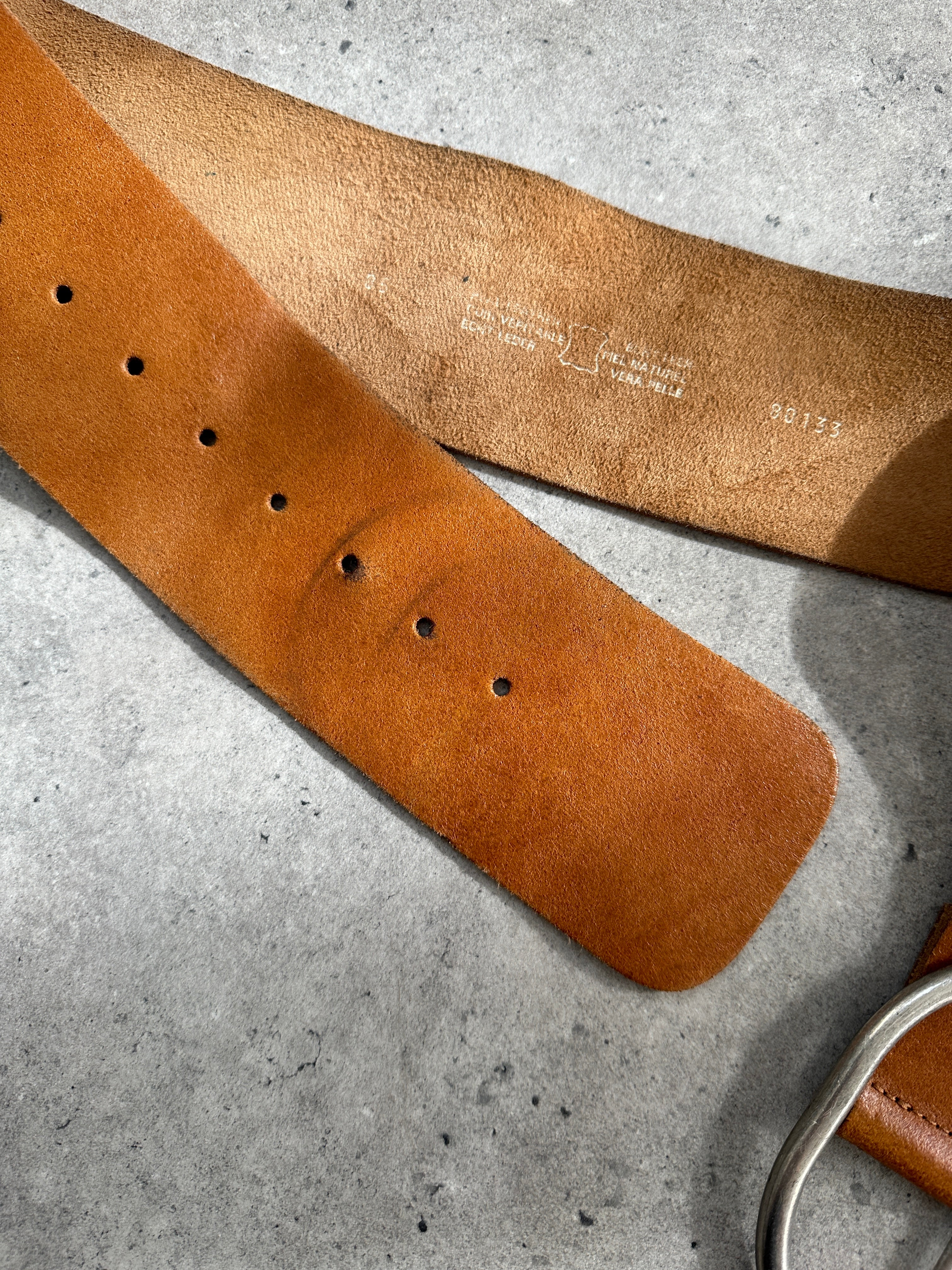 Vintage Italian 1990s chunky leather belt with a worn brown finish and adjustable W28-32 size, showcasing classic vintage style.