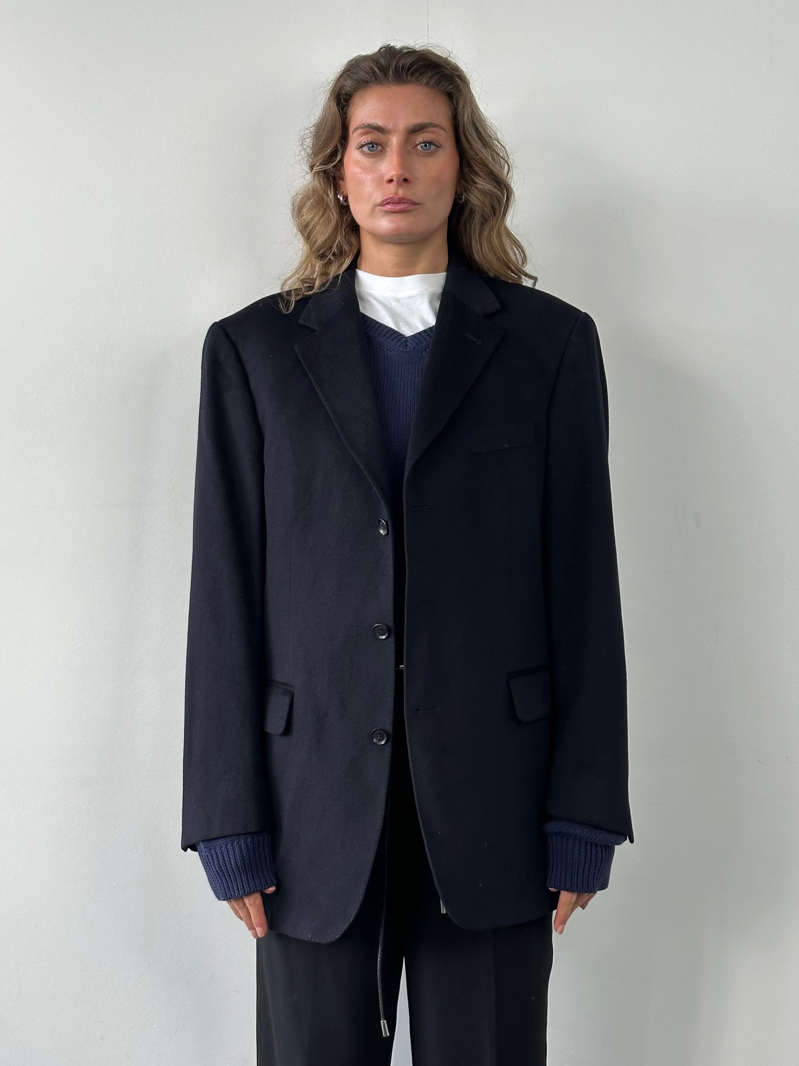 Vintage pure cashmere single-breasted blazer in size 40R/XL, classic tailored design with a smooth, luxurious texture.