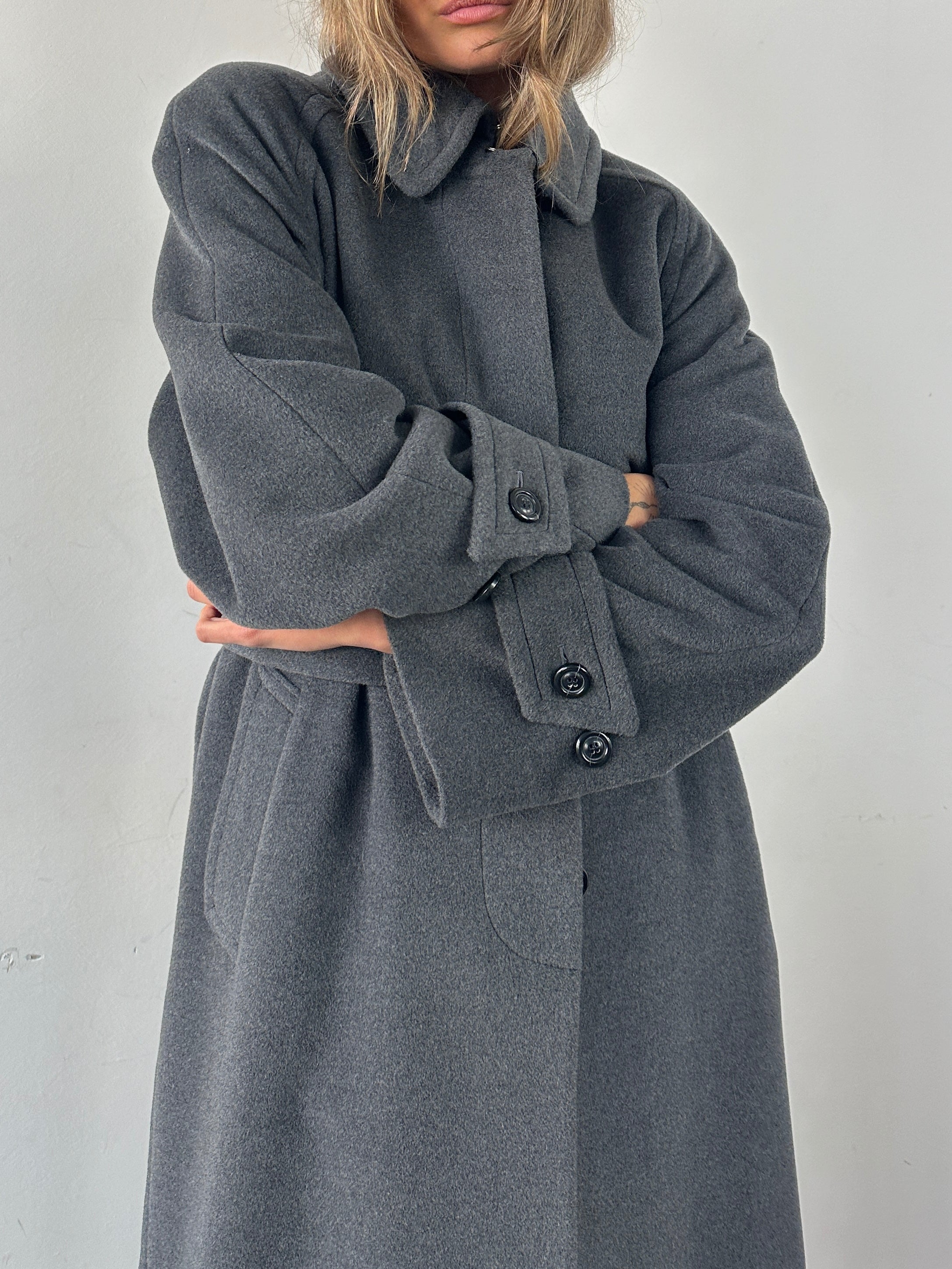 Vintage British vintage pure wool floor-length belted coat, long coat with classic style and belt detail in natural wool fabric.