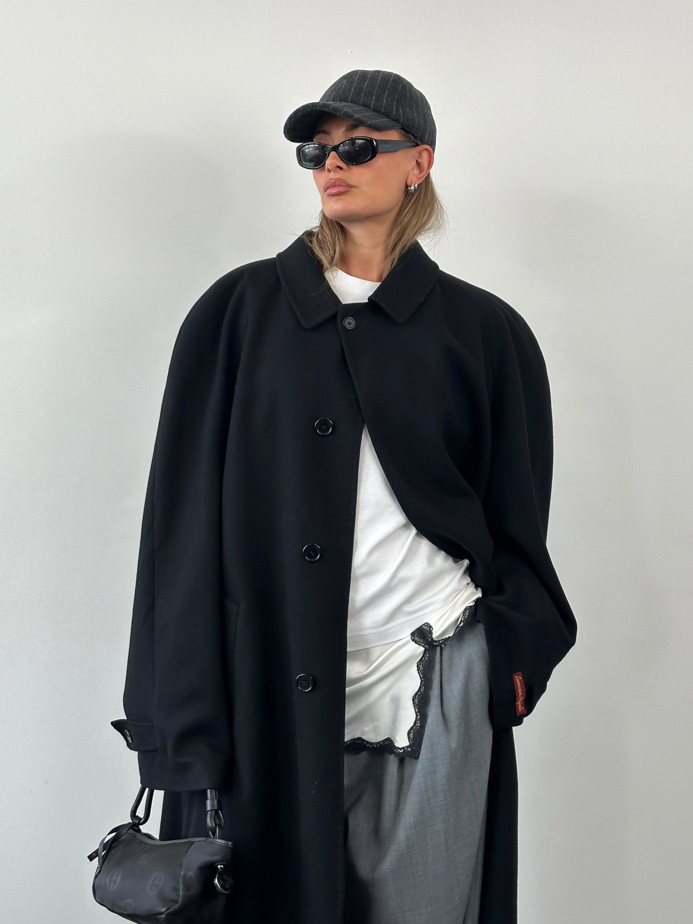 Vintage Italian 1990s wool cashmere coat with concealed placket in XXL, showcasing classic style and luxurious fabric.