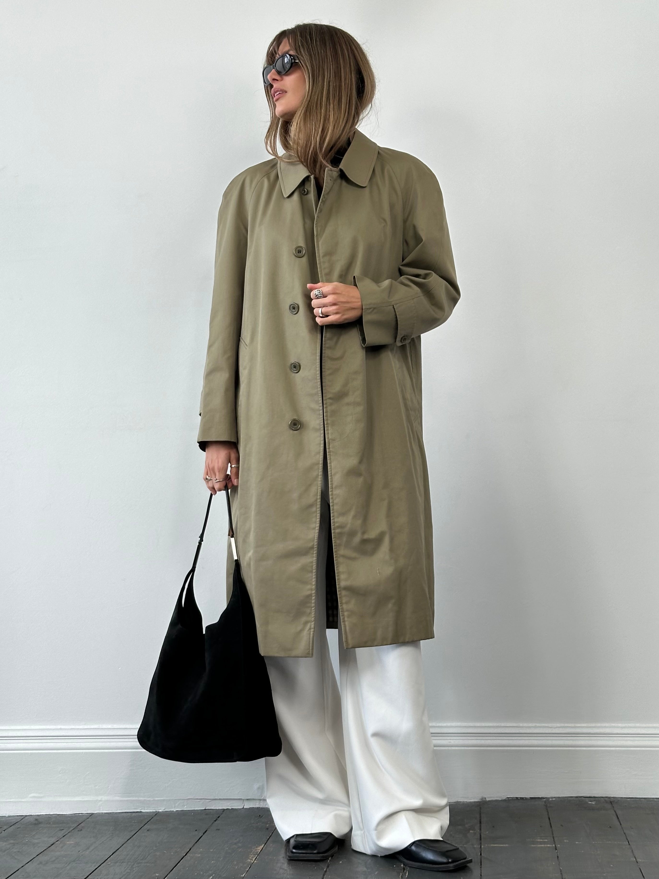 Aquascutum cotton trench coat with concealed placket in size L/XL, featuring classic design and stylish details.