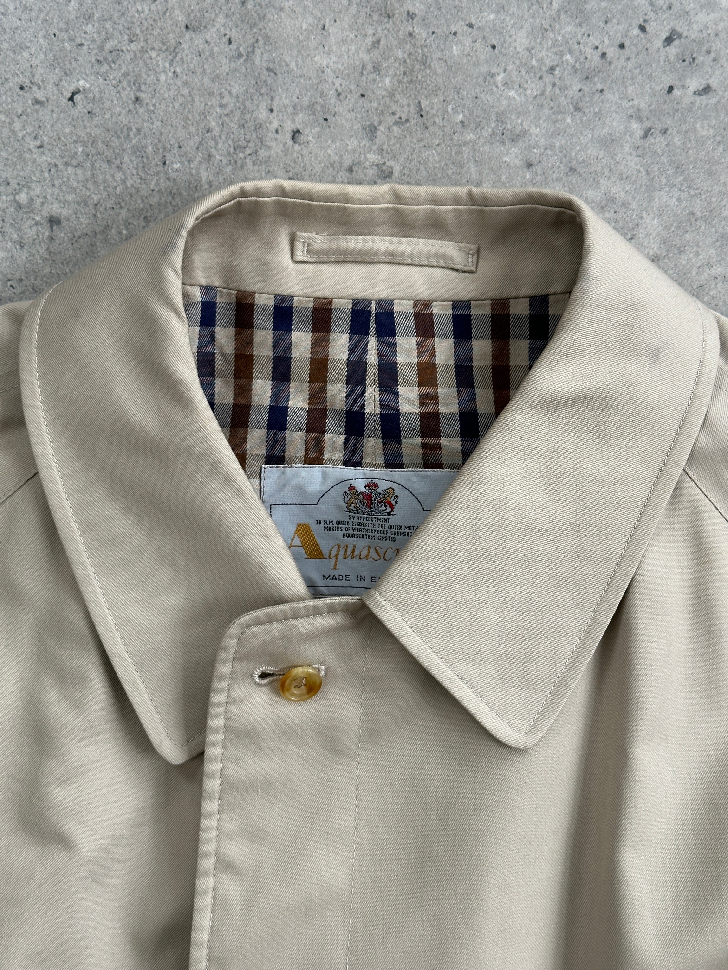 Aquascutum cotton trench coat with concealed placket in XXL, featuring classic design and durable fabric, shown on a hanger.