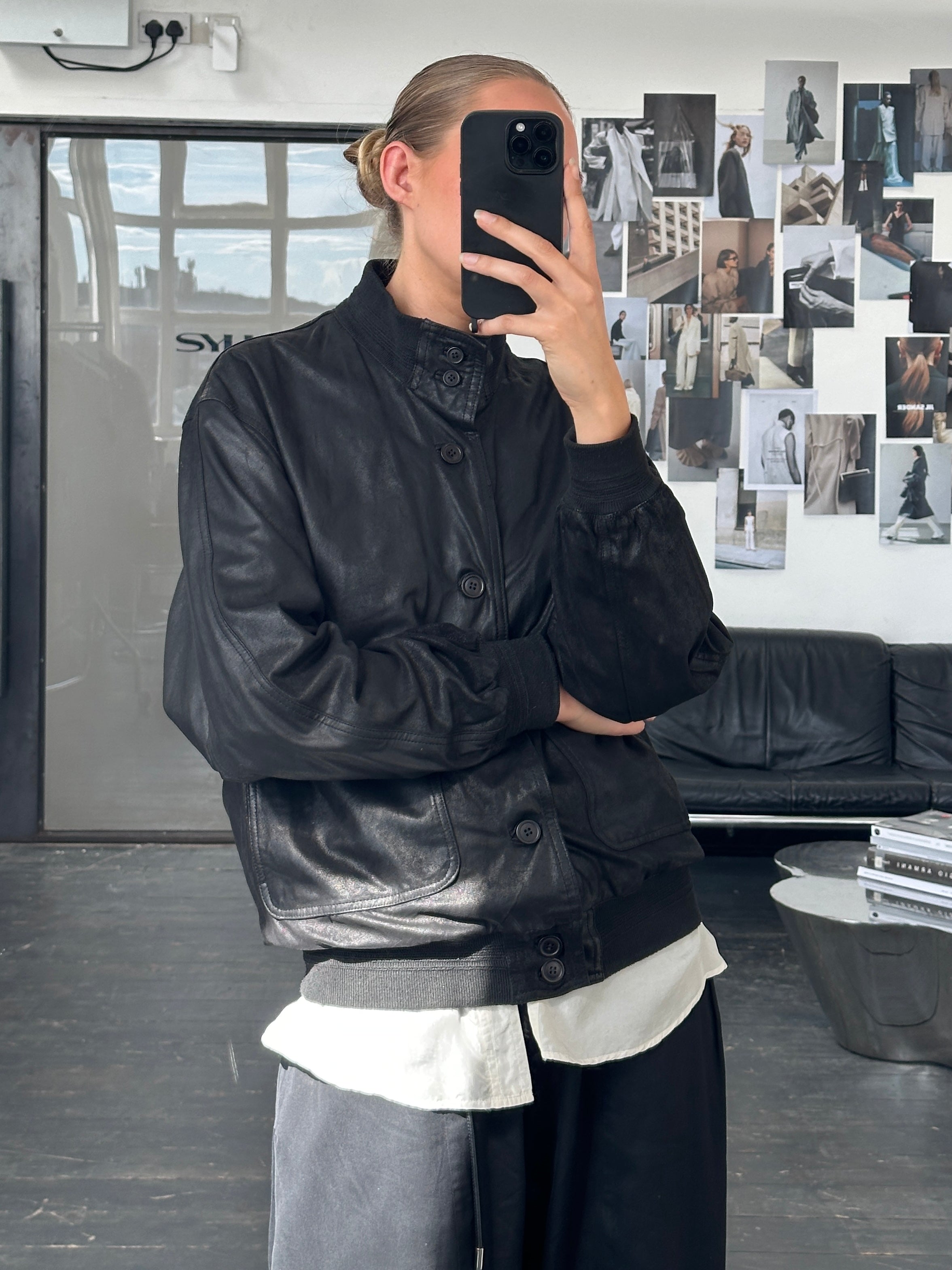 Vintage Italian 1990s leather nubuck bomber jacket in size M/L, showcasing classic style and textured leather details.