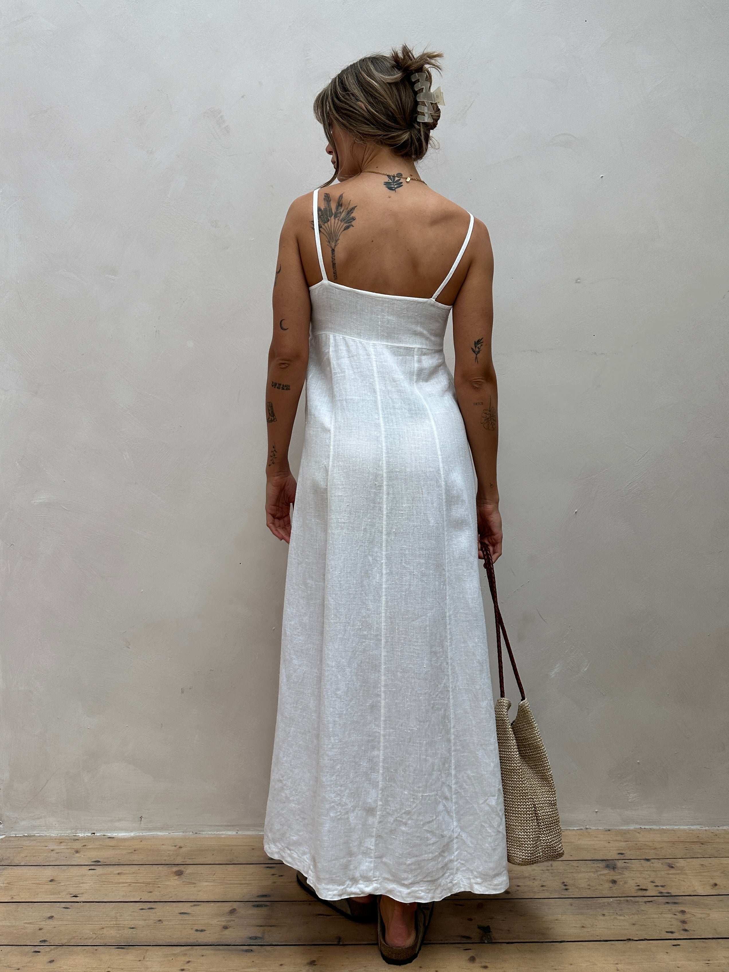 Vintage Italian pure linen floor-length slip dress in S/M, featuring a classic vintage design and lightweight, breathable fabric.