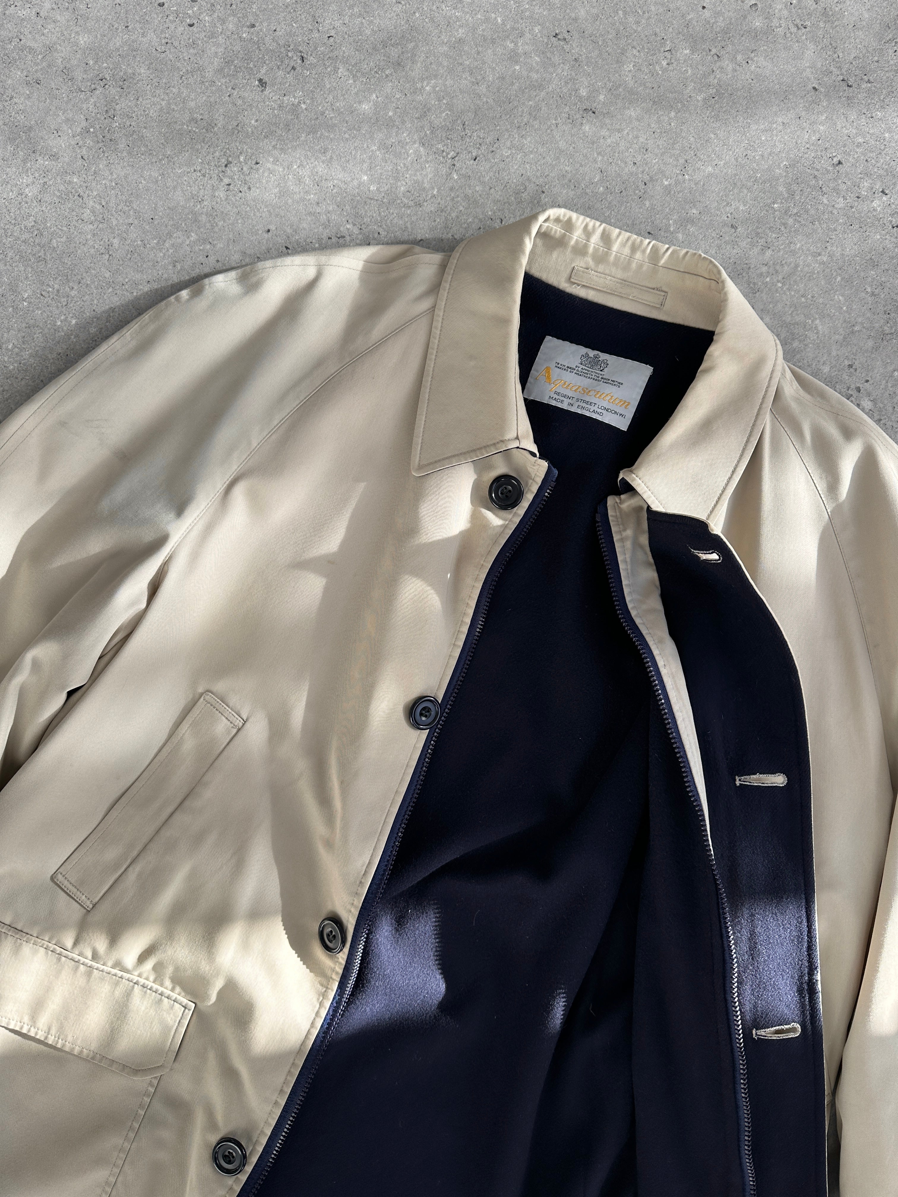 Aquascutum wool-lined mid-length coat in XL, featuring a classic design with a tailored fit and wool interior for warmth and style.
