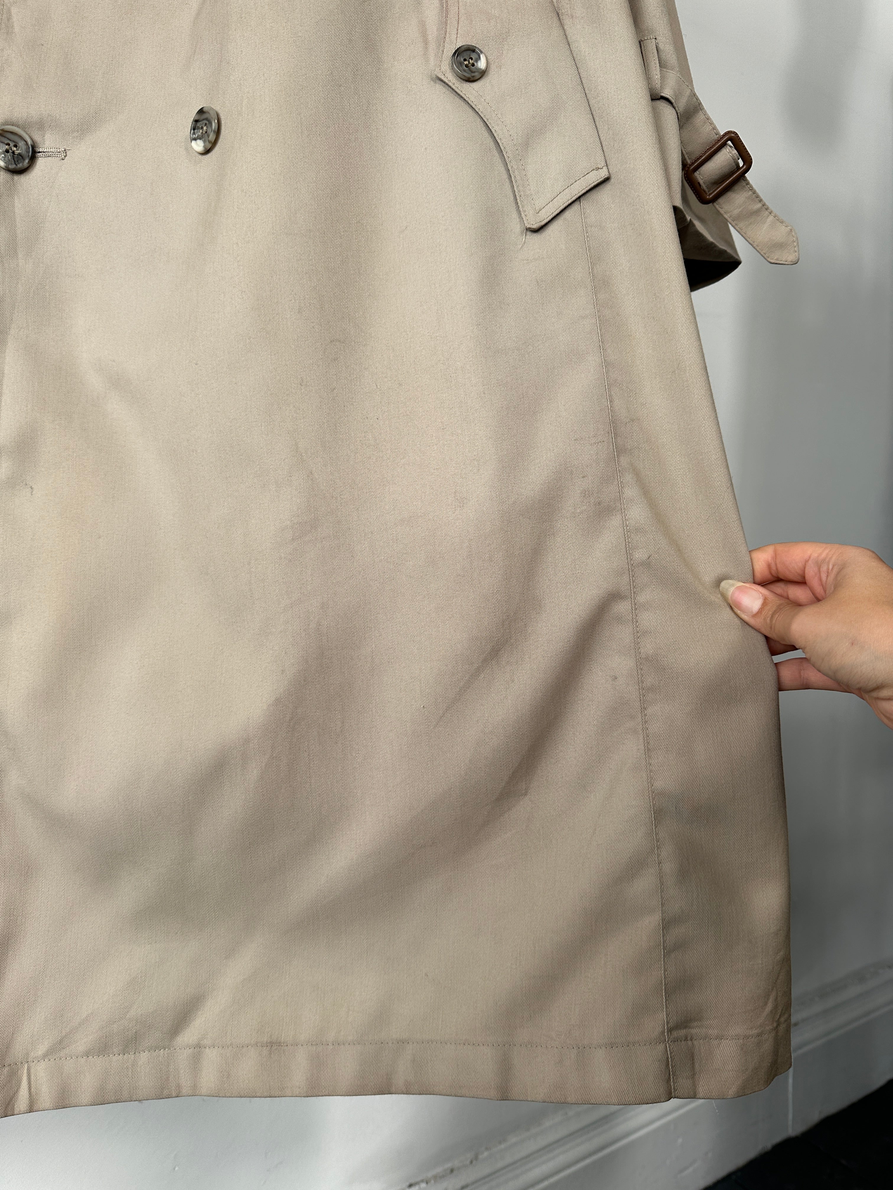 Christian Dior double-breasted trench coat in XL/XXL, showcasing classic design, beige fabric, and stylish lapels.