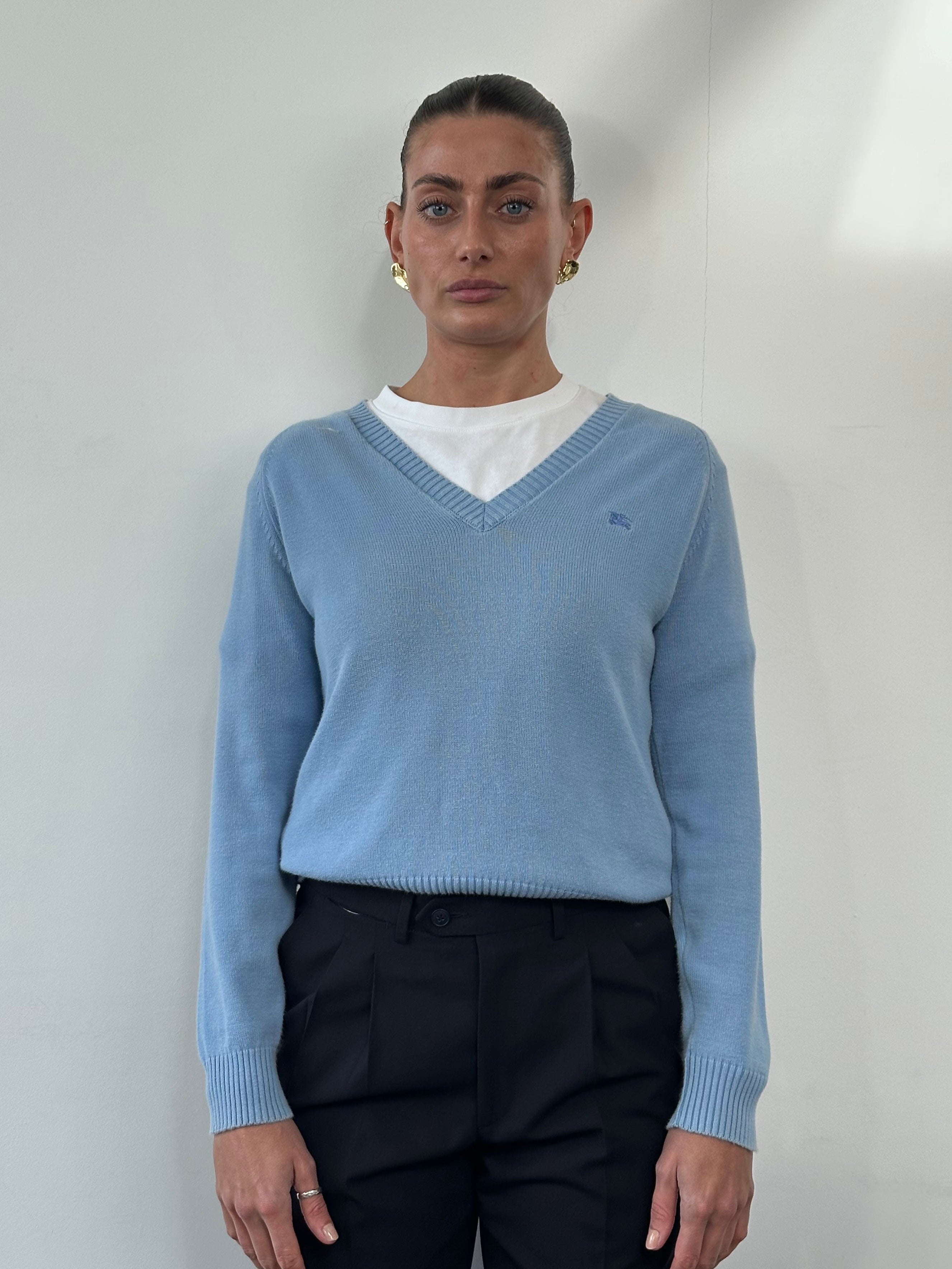 Burberry London 00s V-neck cotton jumper in navy, featuring the classic logo and ribbed cuffs, displayed flat.