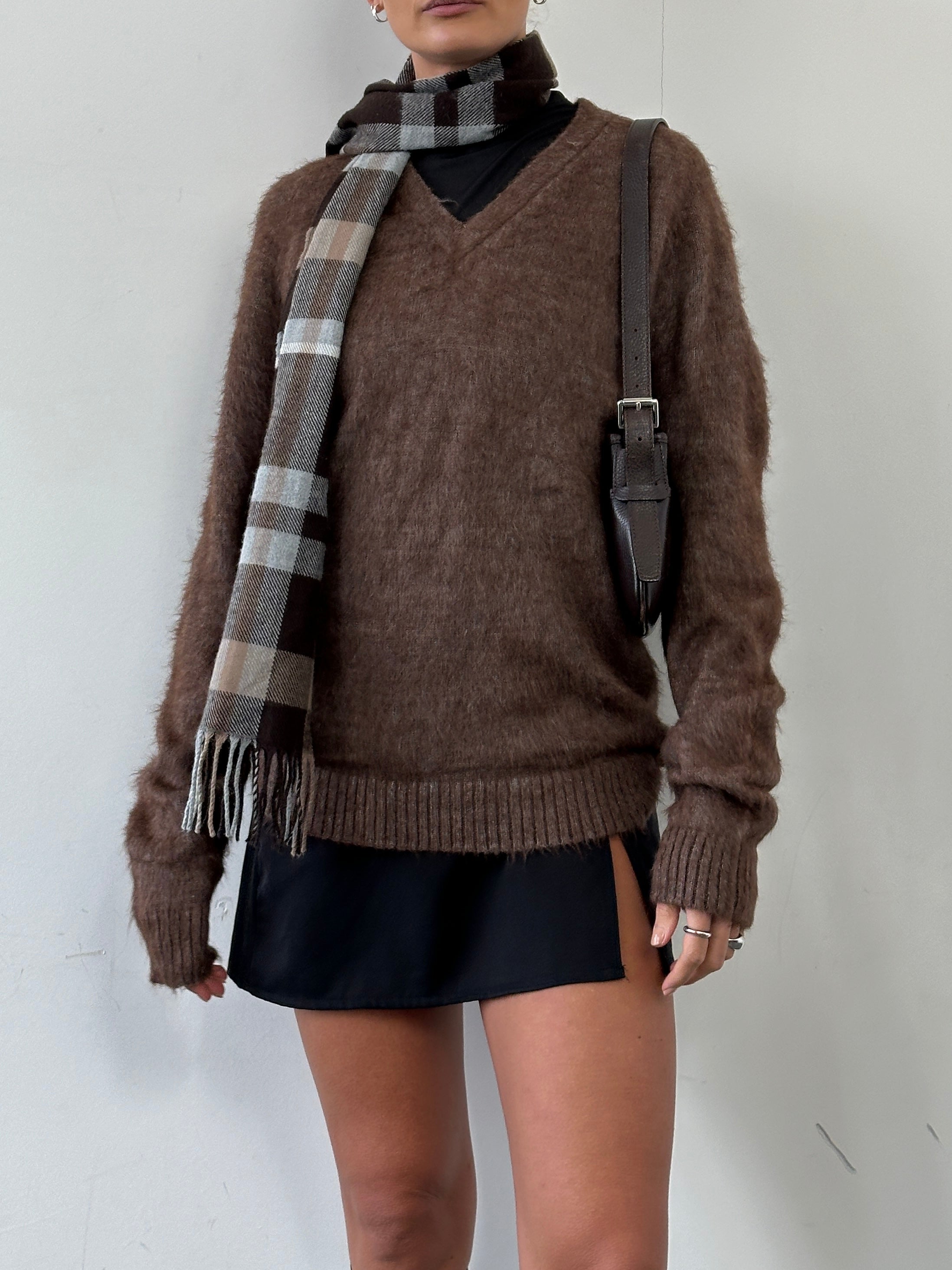 Vintage Italian alpaca V-neck jumper in M/L size, featuring soft, warm knit fabric and classic vintage style.