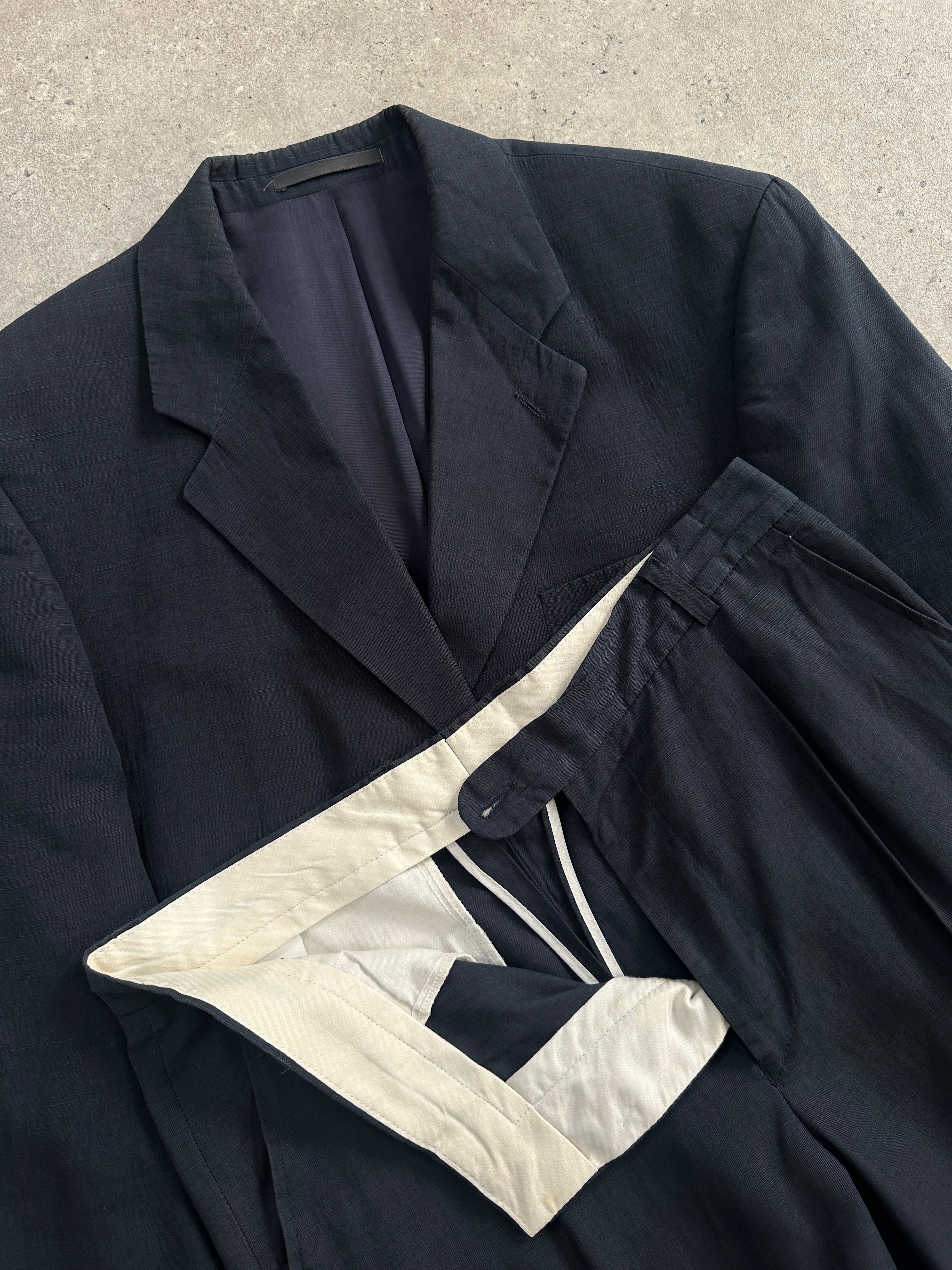 Vintage linen Lyocel single-breasted suit in size 40R/W32, featuring a classic tailored fit with a textured fabric appearance.