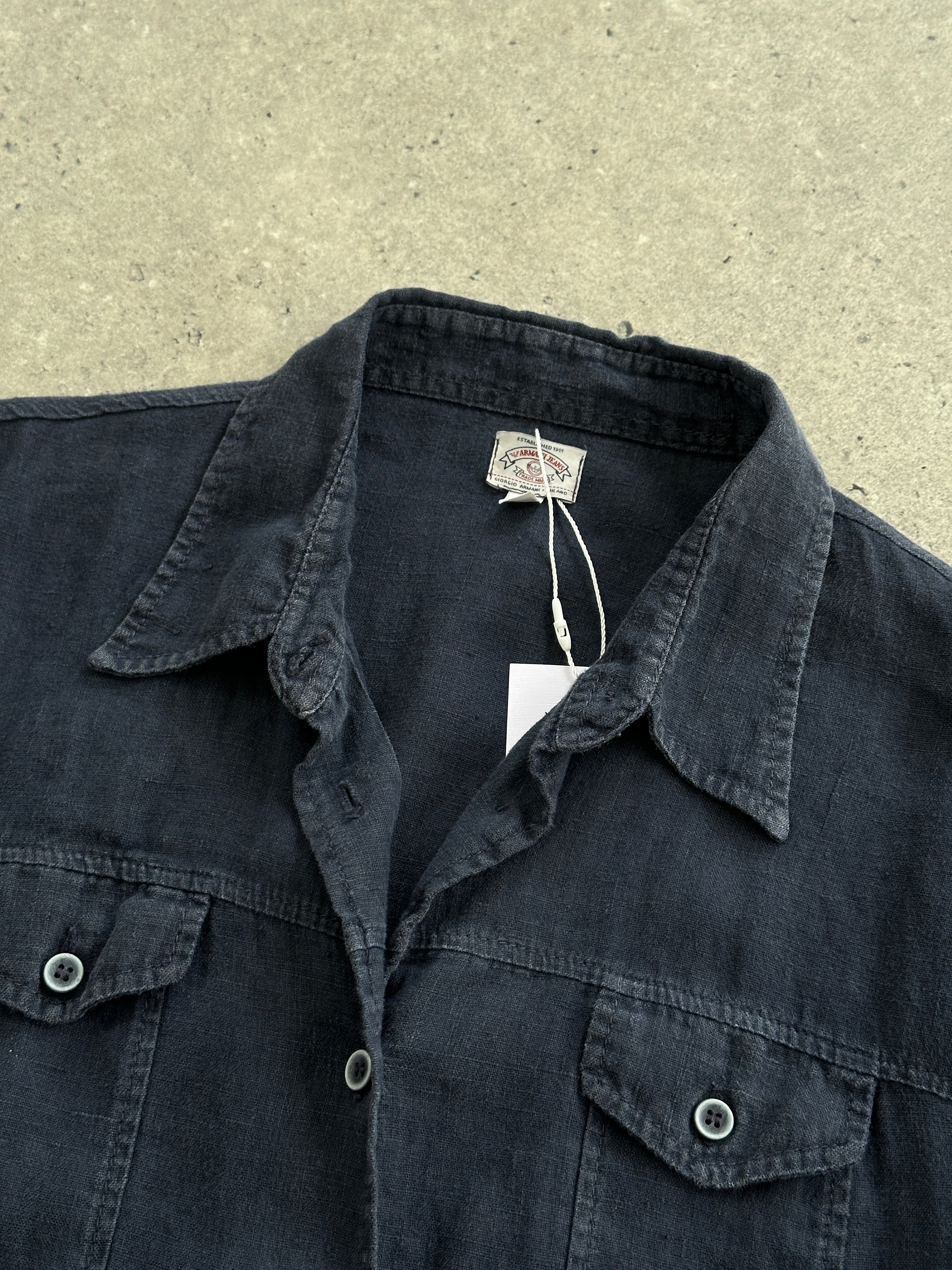 Armani Jeans pure linen fitted shirt in size M, featuring a classic button-up design and light, breathable fabric.