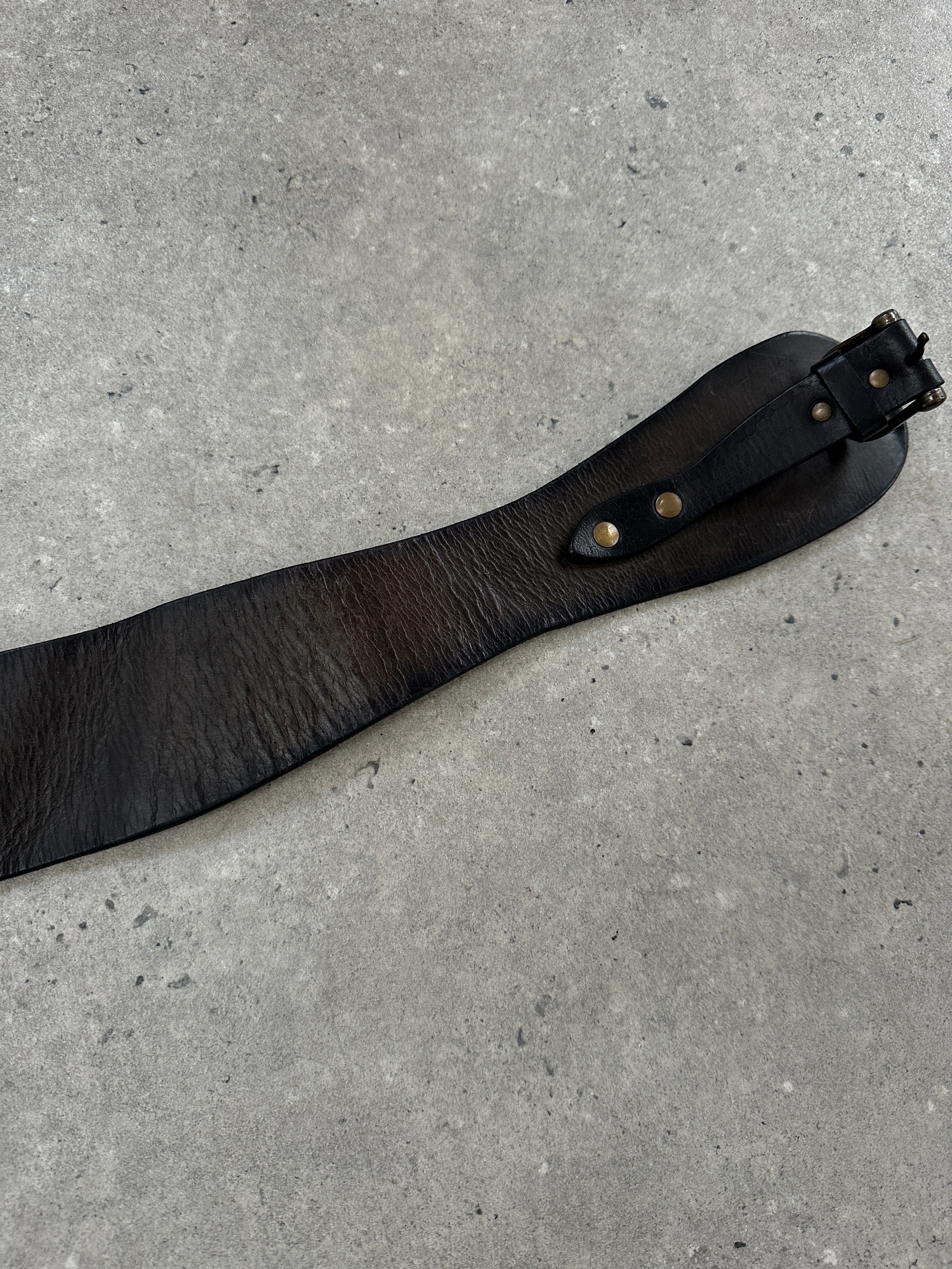 Vintage 1990s chunky leather belt with adjustable W29-33, featuring a classic design and aged leather finish.