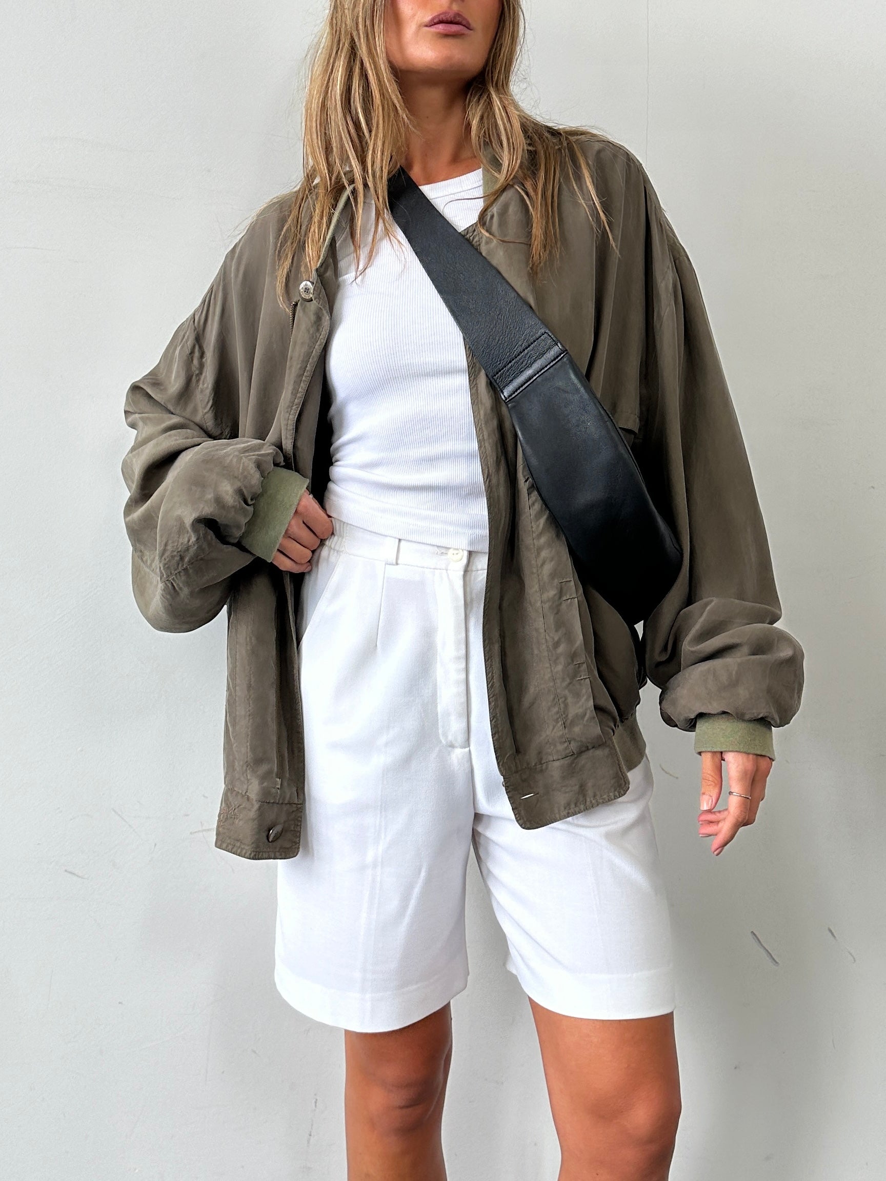 Vintage pleated Bermuda shorts in W26-28, showcasing classic design, lightweight fabric, and a relaxed fit perfect for casual wear.