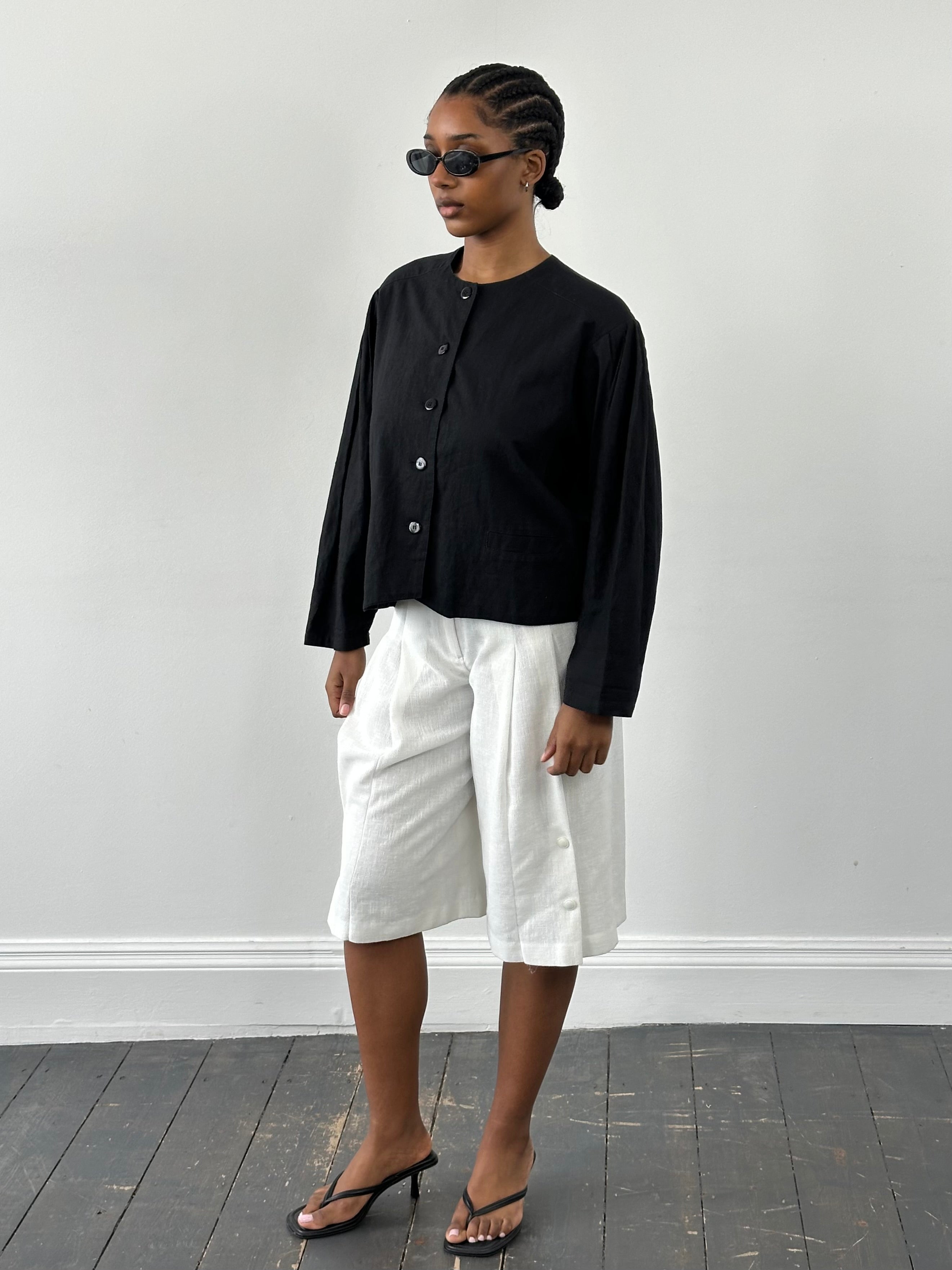Vintage 1990s linen cotton boxy crop jacket in size M, showcasing a classic vintage style with textured fabric and tailored fit.