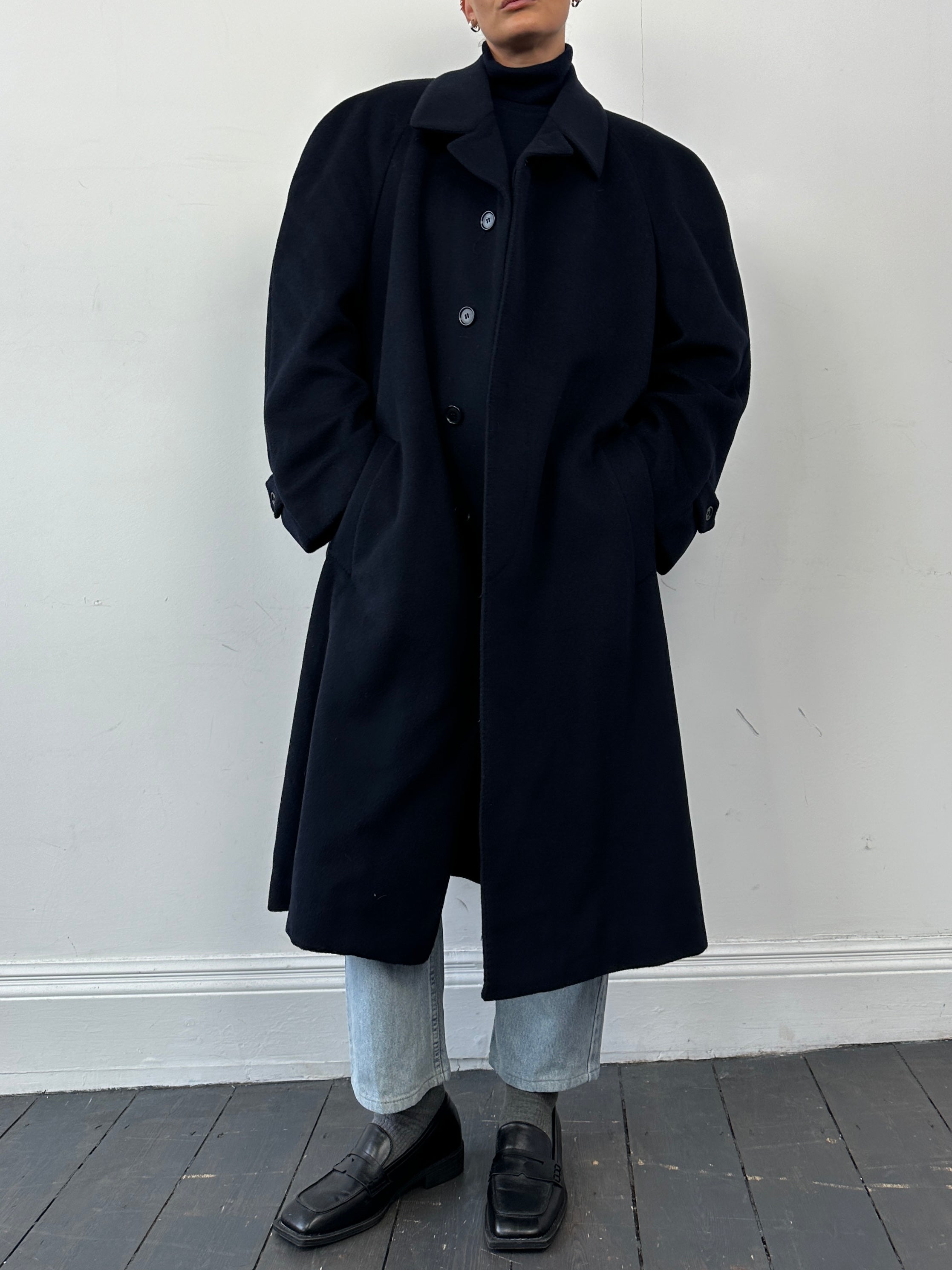 Vintage wool and cashmere coat with concealed placket, single-breasted design in XL/XXL size, stylish and warm outerwear.