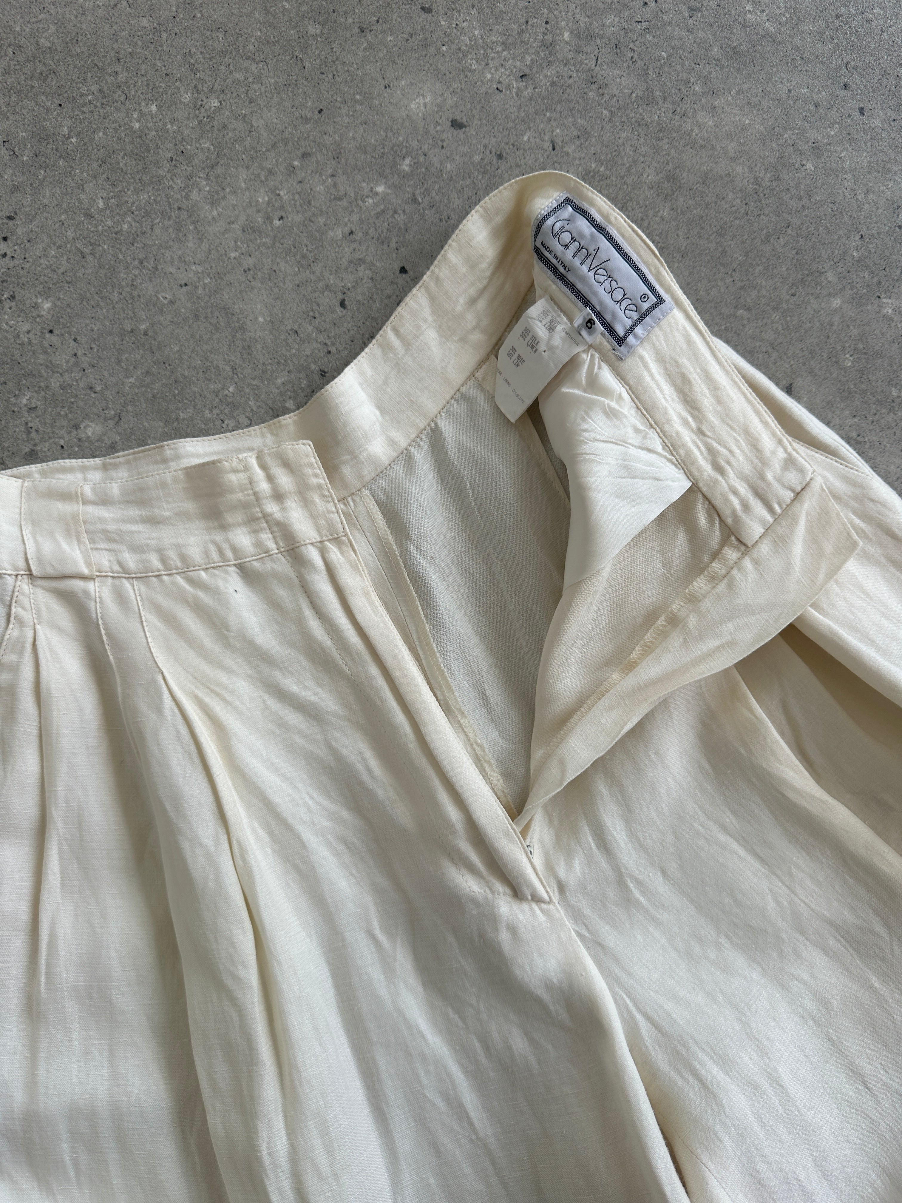 Versace Gianni high-waisted silk linen trousers from the 1980s, in W22, featuring a tailored fit and classic style.