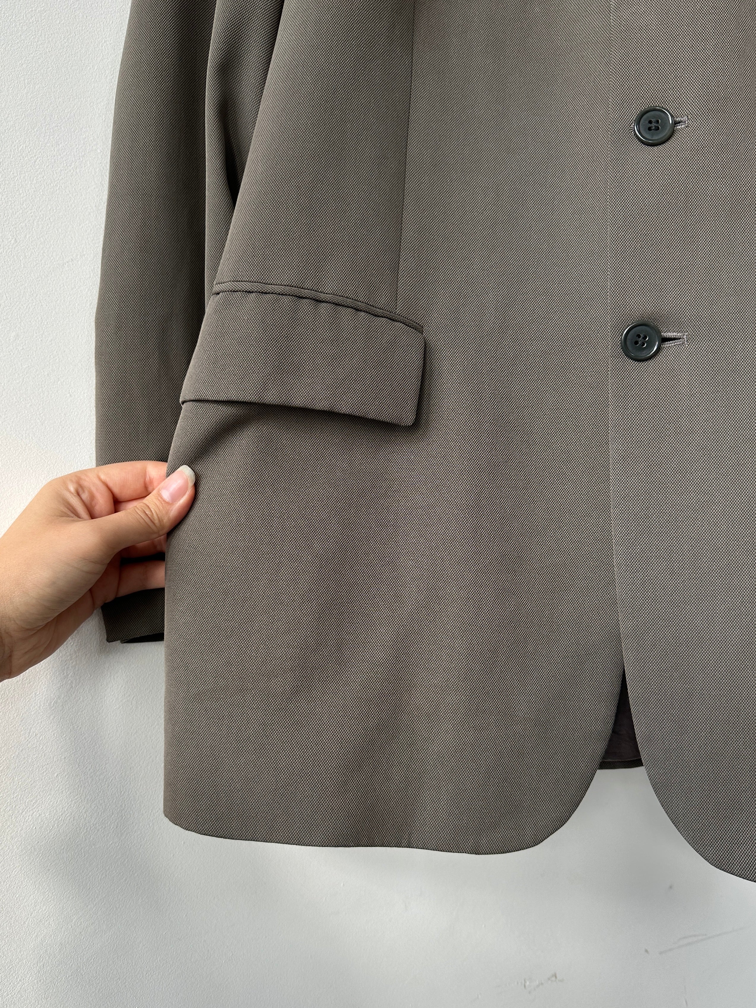 Vintage relaxed single-breasted blazer in size L/XL, featuring classic design and tailored fit, displayed on a hanger.