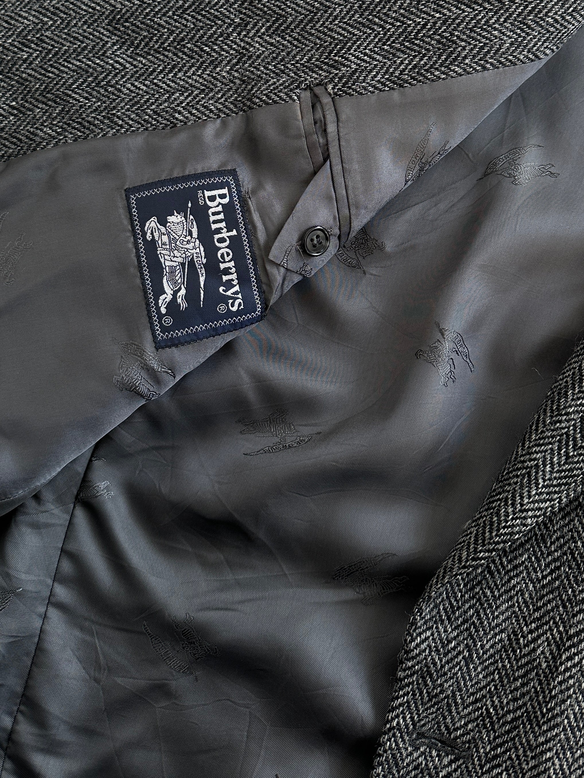 Burberry 1990s pure wool herringbone blazer, single-breasted, size 46R/XXL, in classic check pattern with notch lapels.