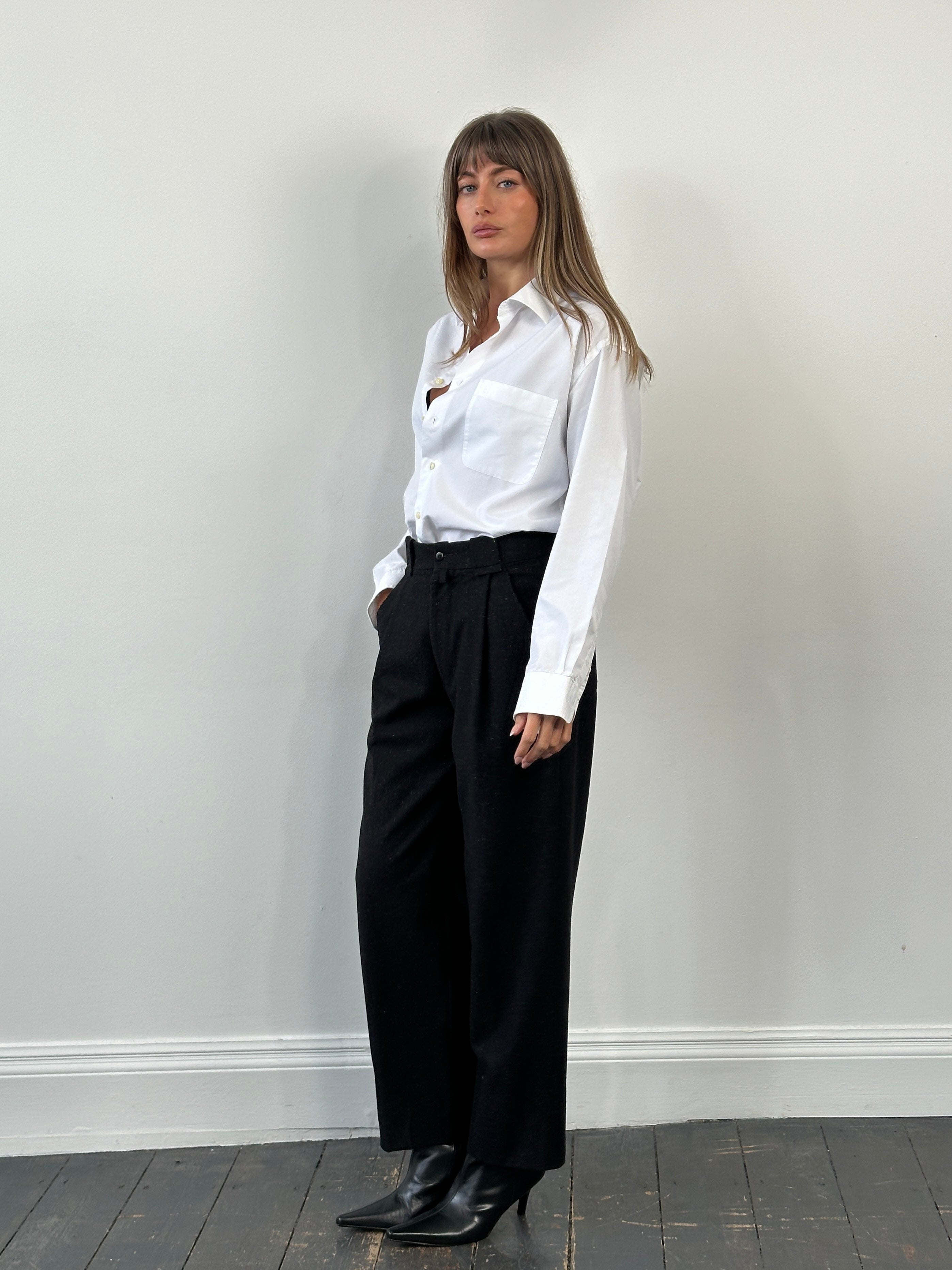 Vintage 1990s Italian wool tailored pleated trousers in size W26, featuring classic design and structured fit.