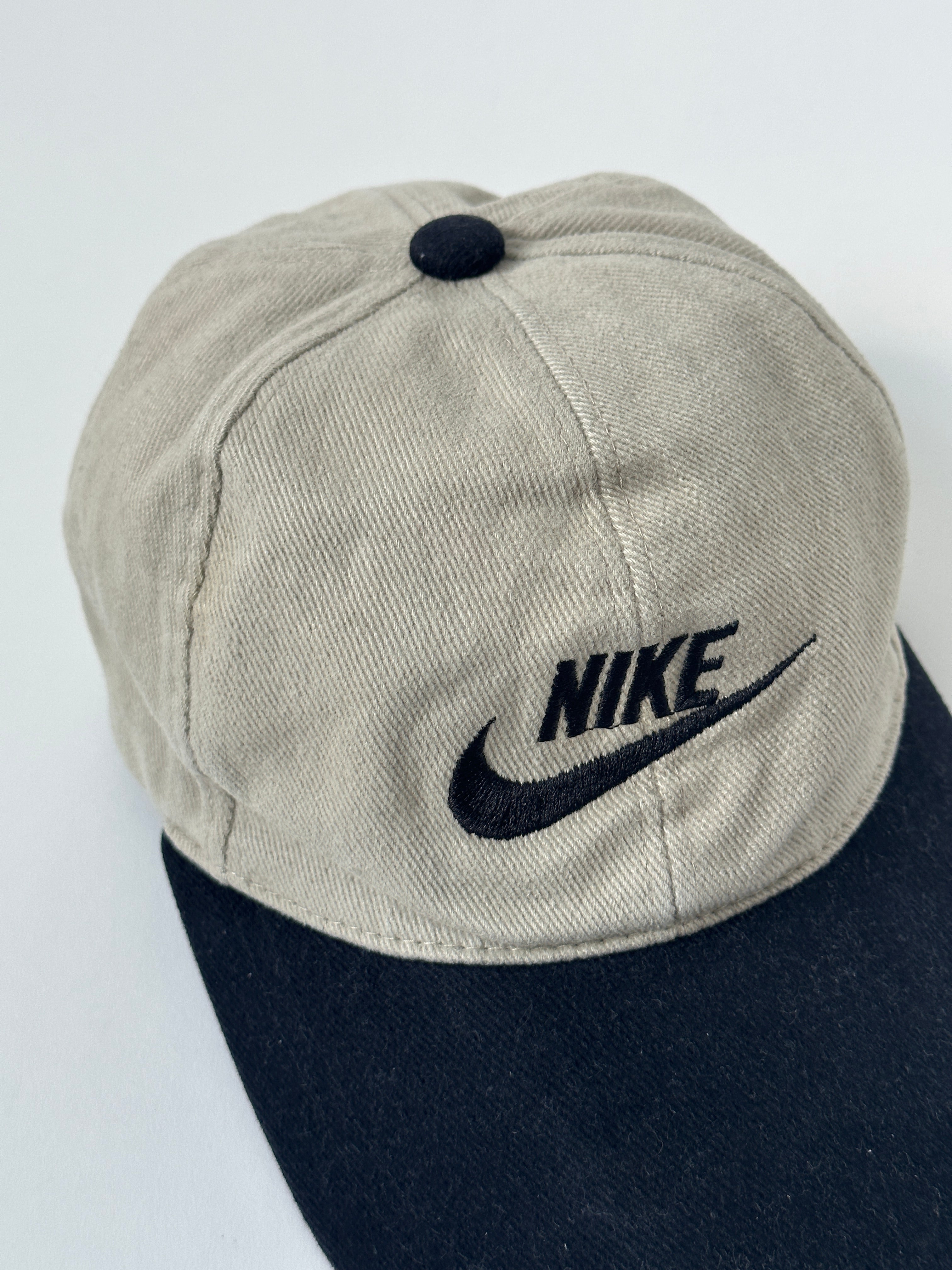 Nike cotton twill baseball cap featuring a curved brim and adjustable strap, showcasing classic sports style.
